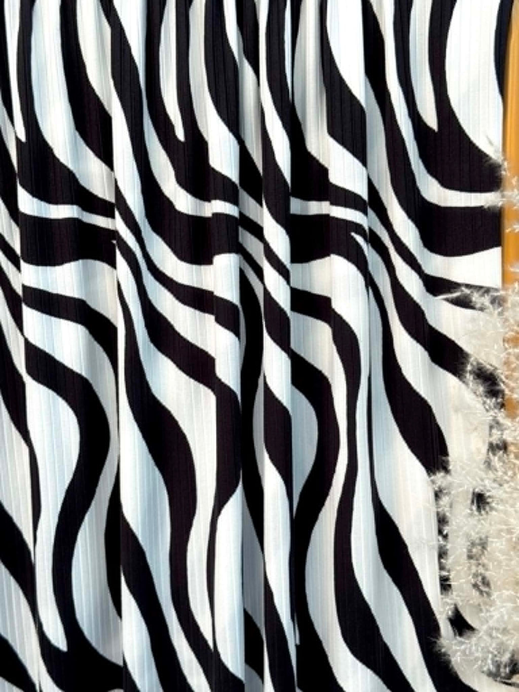 (WIDE RIB) ZEBRA PATTERN ON OFF WHITE