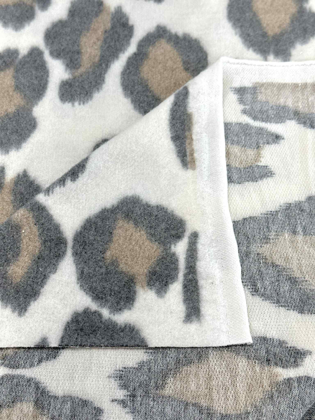(BRUSHED SWEATER KNIT) LEOPARD ON OFF WHITE (1)