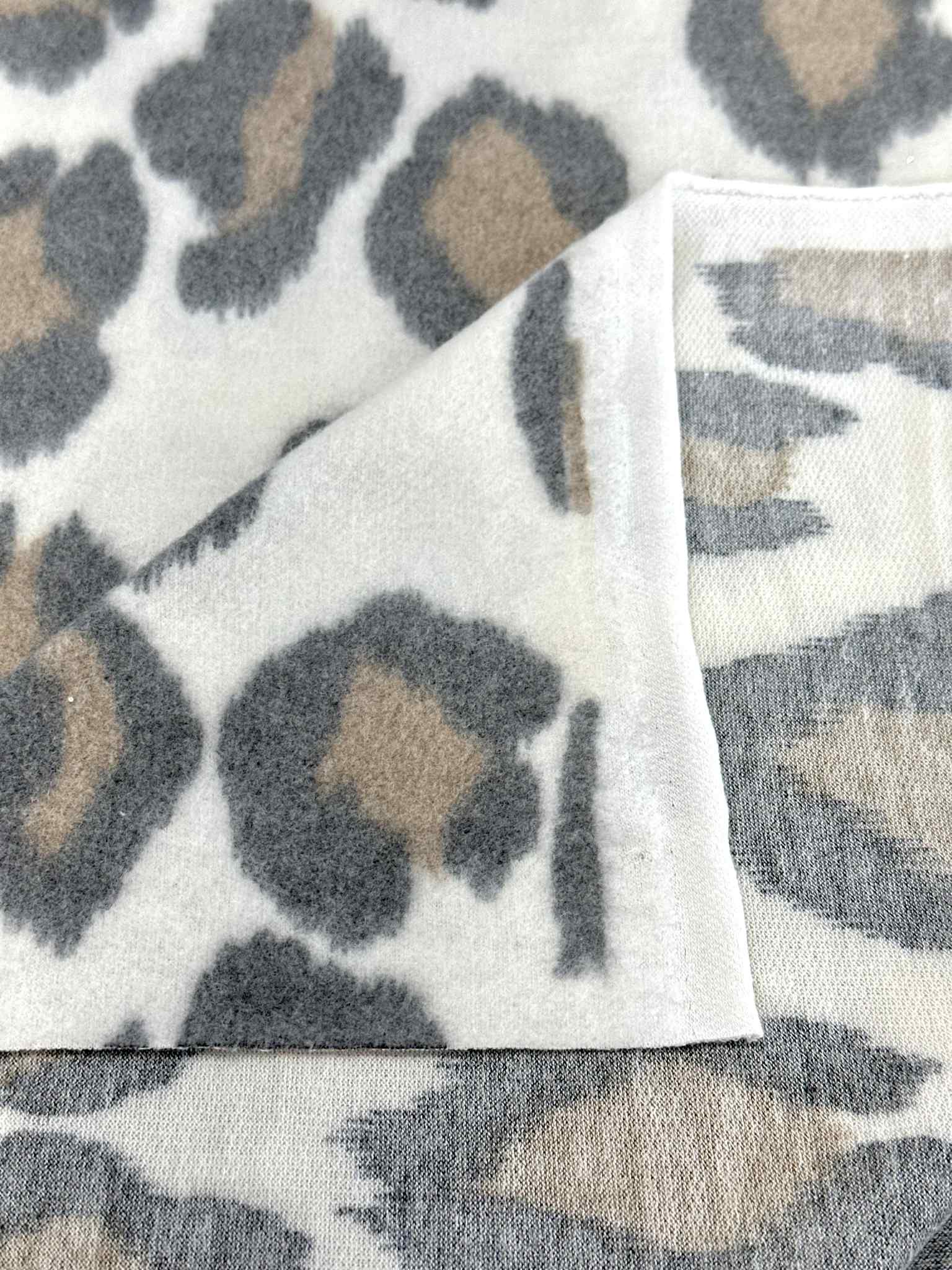 (BRUSHED SWEATER KNIT) LEOPARD ON OFF WHITE (1)