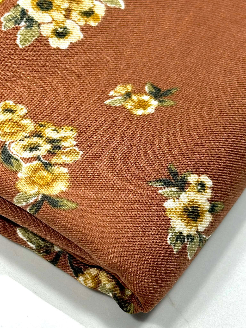 (WOVEN) CREAM FLOWERS ON WARM BROWN