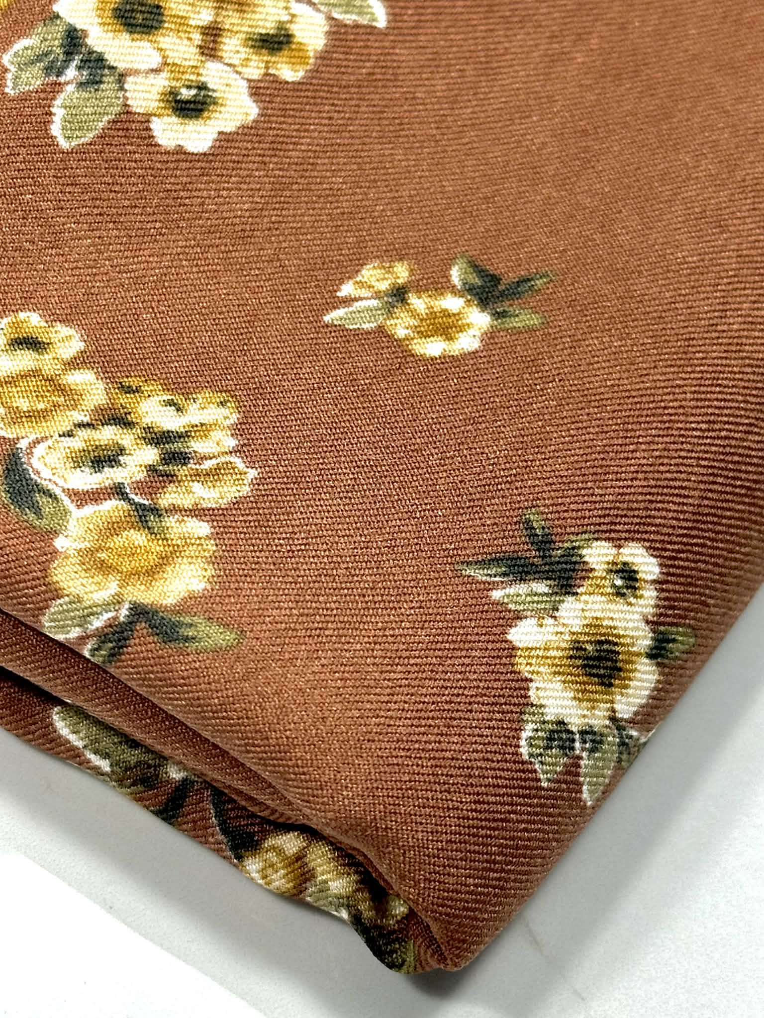 (WOVEN) CREAM FLOWERS ON WARM BROWN