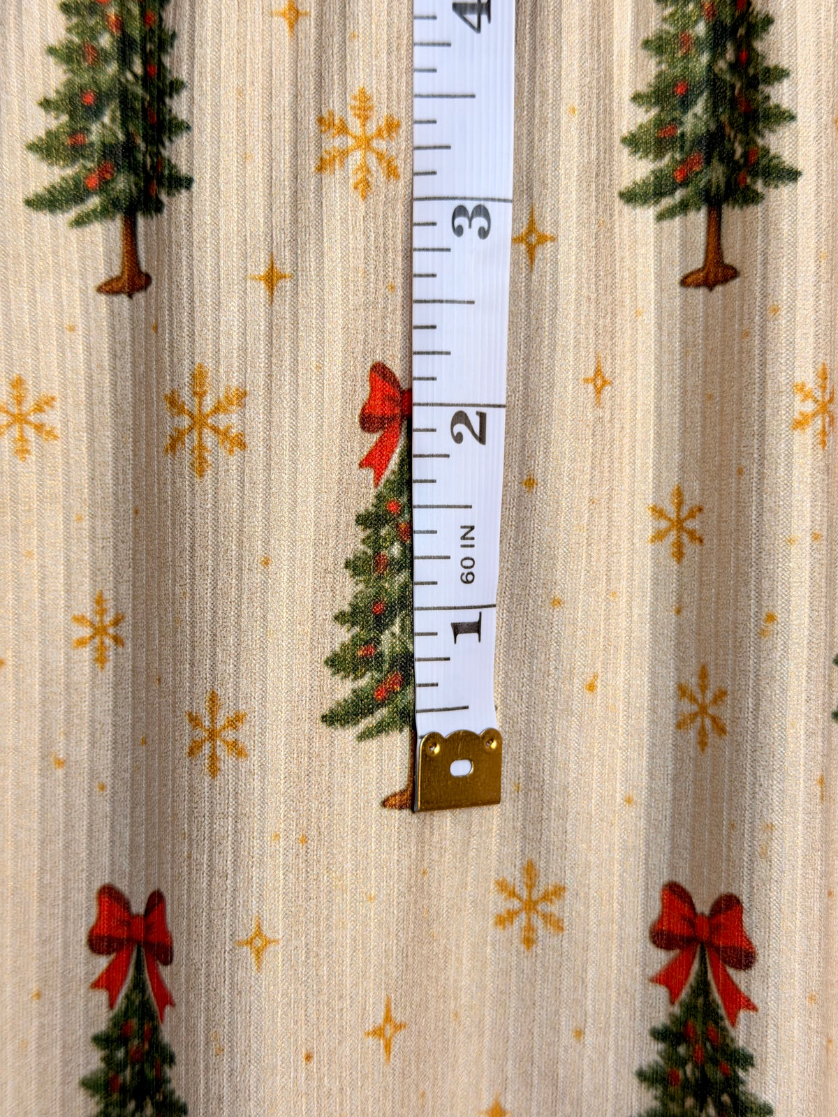 (4X2 RIB) CHRISTMAS TREE RED BOWS ON SHIMMER OFF WHITE