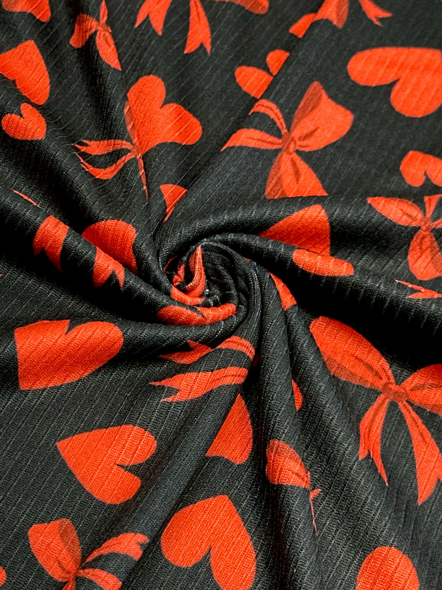 (4X2 YUMMY RIB) RED HEARTS AND BOWS ON BLACK (3)