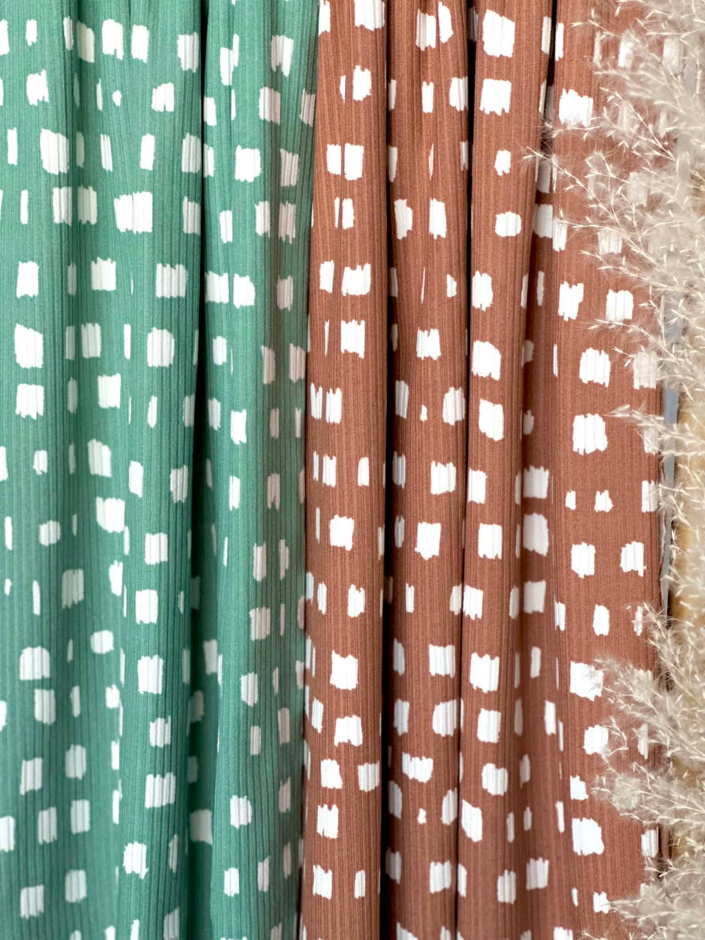 (4X2 YUMMY RIB) OFF WHITE BRUSH MARKS ON GREEN