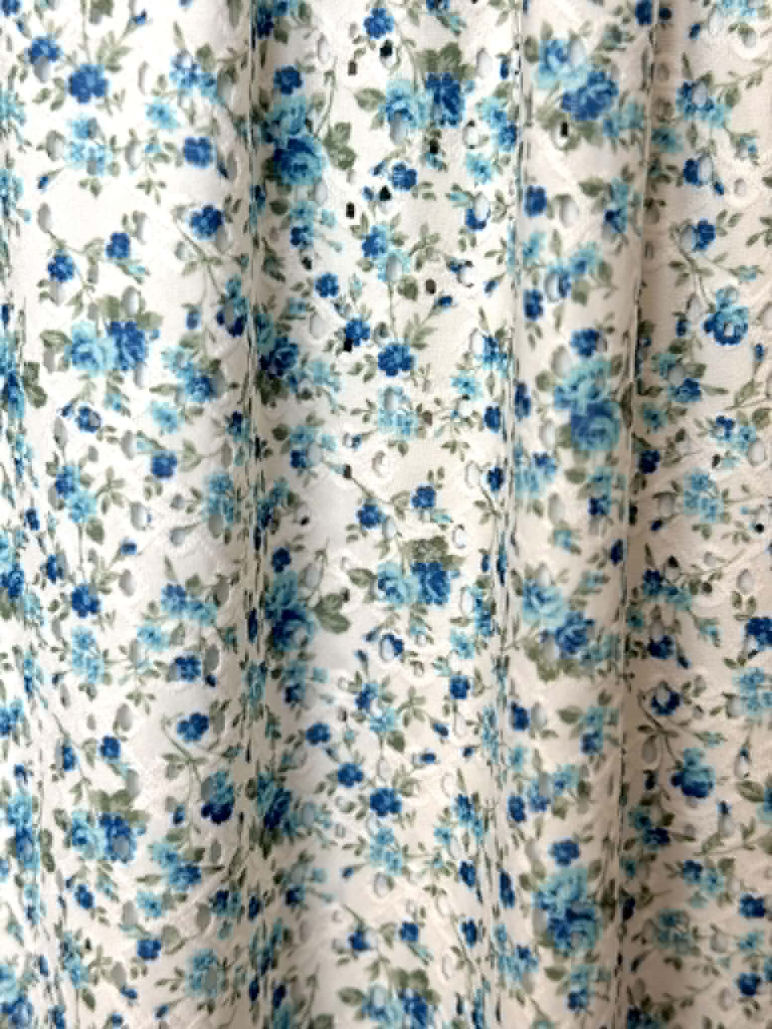 (EYELET) BLUE FLORAL ON OFF WHITE