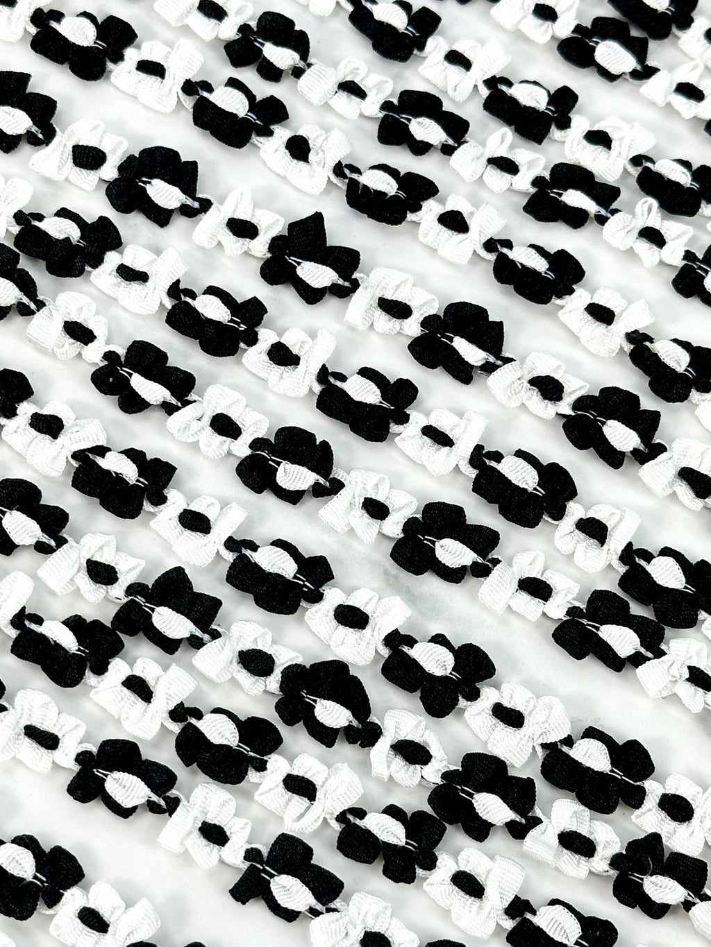 (TRIM) BLACK AND WHITE FLOWERS
