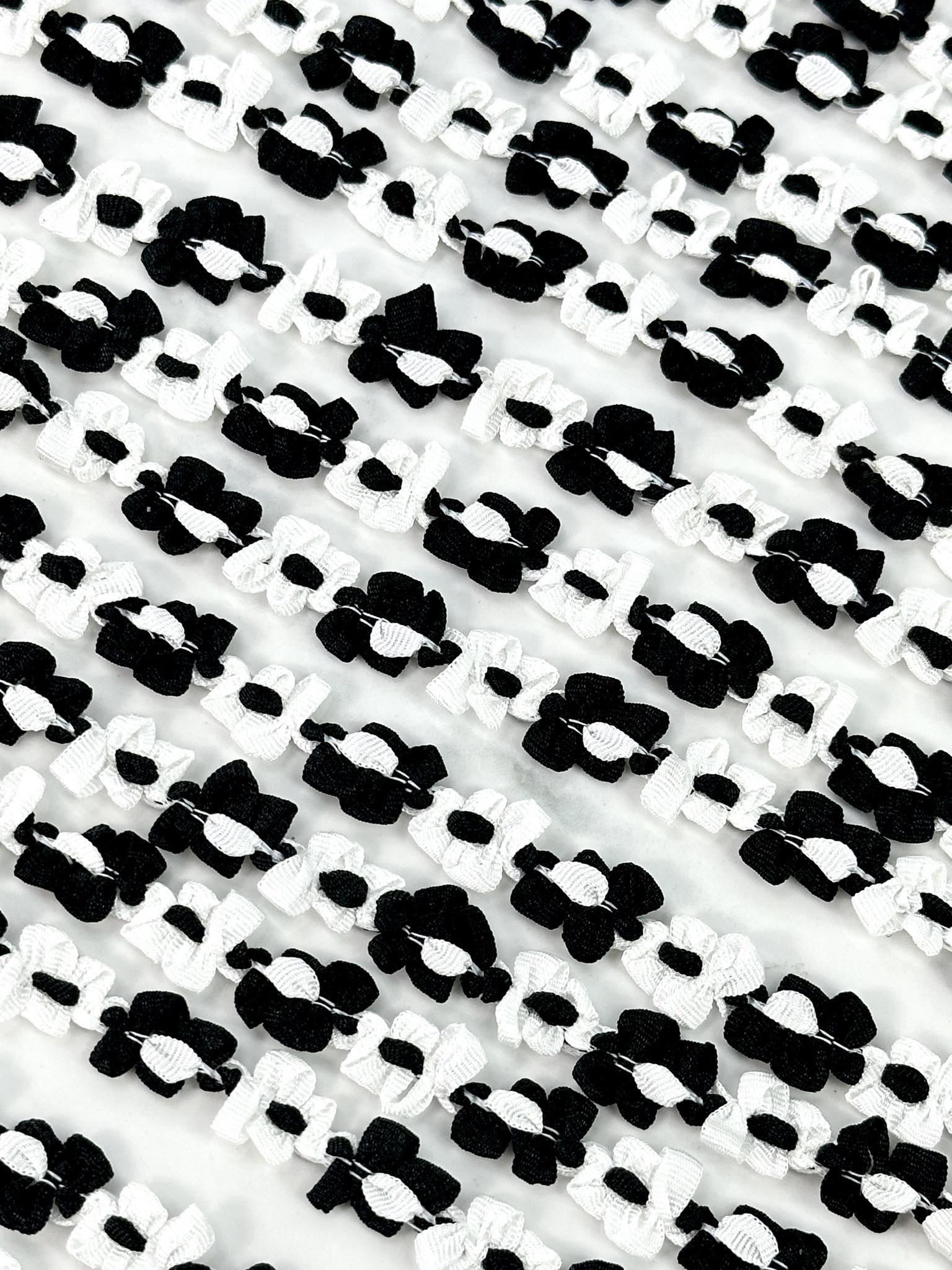 (TRIM) BLACK AND WHITE FLOWERS