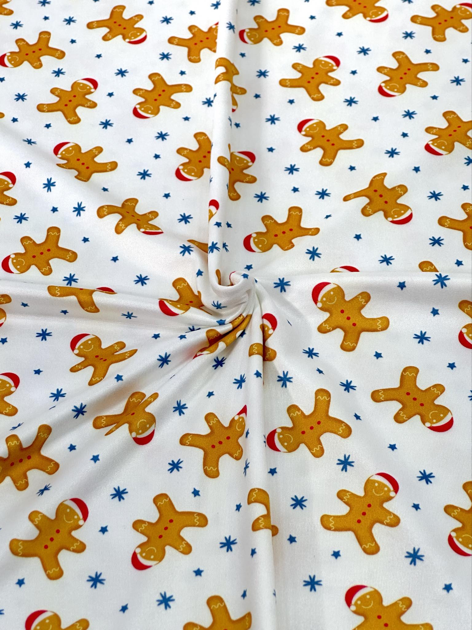 (DBP) GINGERBREAD MAN AND STARS ON OFF WHITE (2)