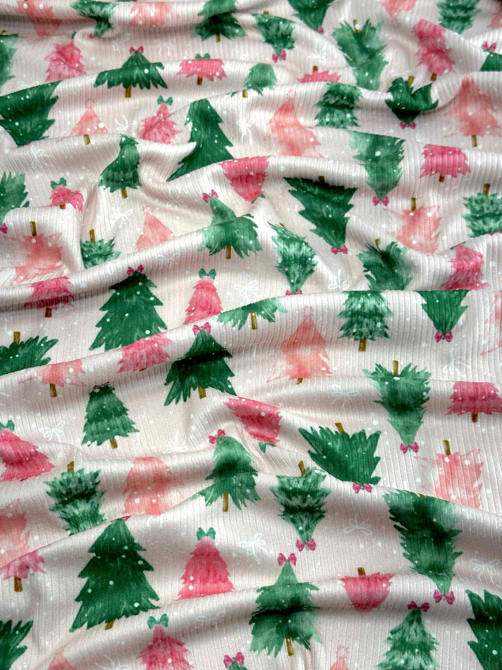 (4X2 RIB) PINK AND GREEN CHRISTMAS TREES WITH OFF WHITE BOWS ON LIGHT PINK