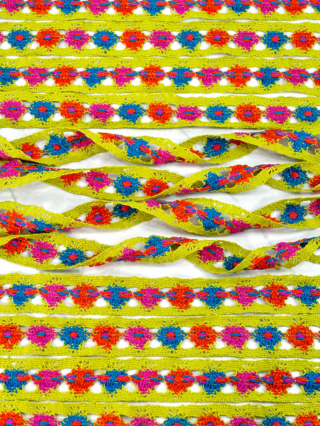 (TRIM) CROCHET COLORFUL FLORAL ON VINTAGE GREEN
