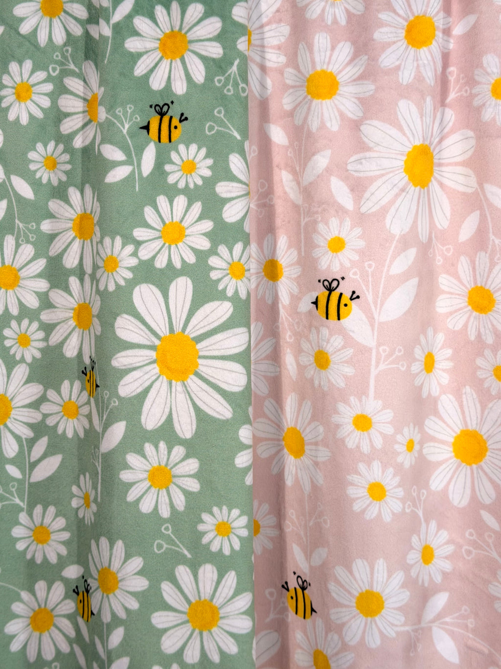 (MINKY) BEES & DAISYS ON SAGE