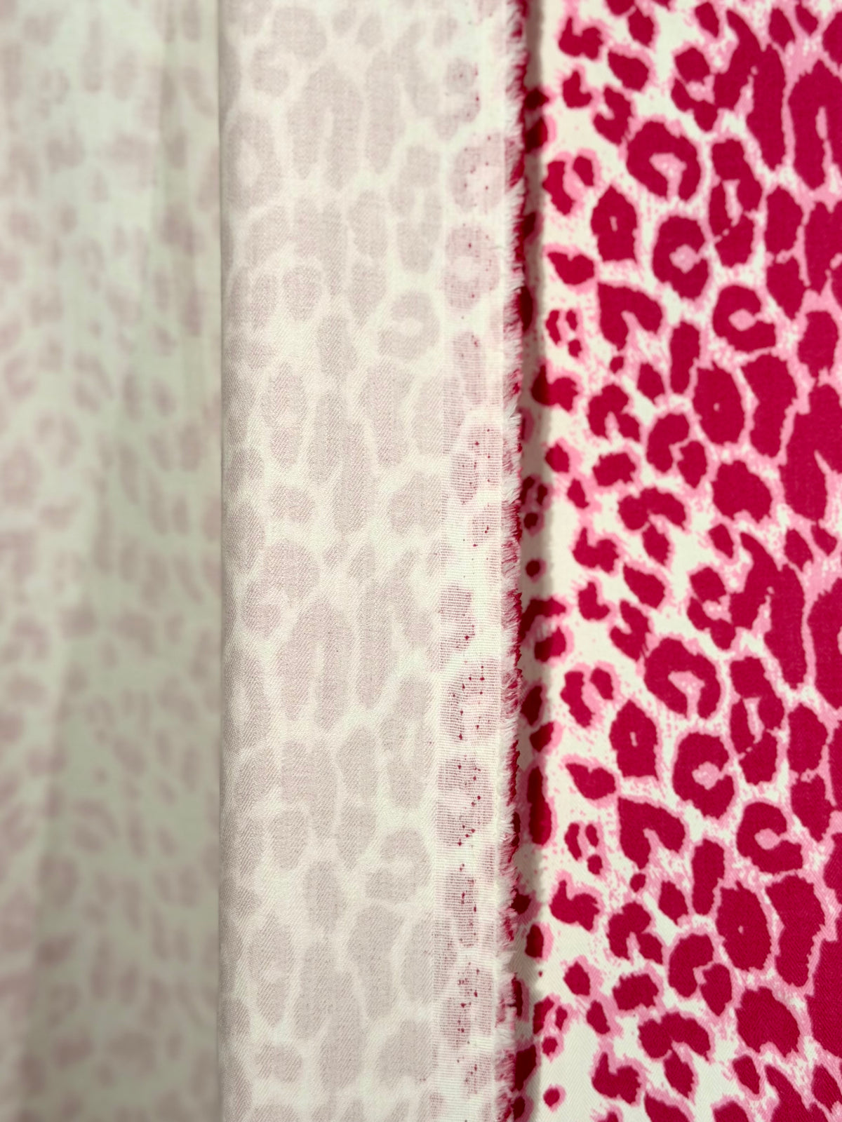 (TWILL) LEOPARD HOT PINK LEOPARD PRINT ON OFF-WHITE