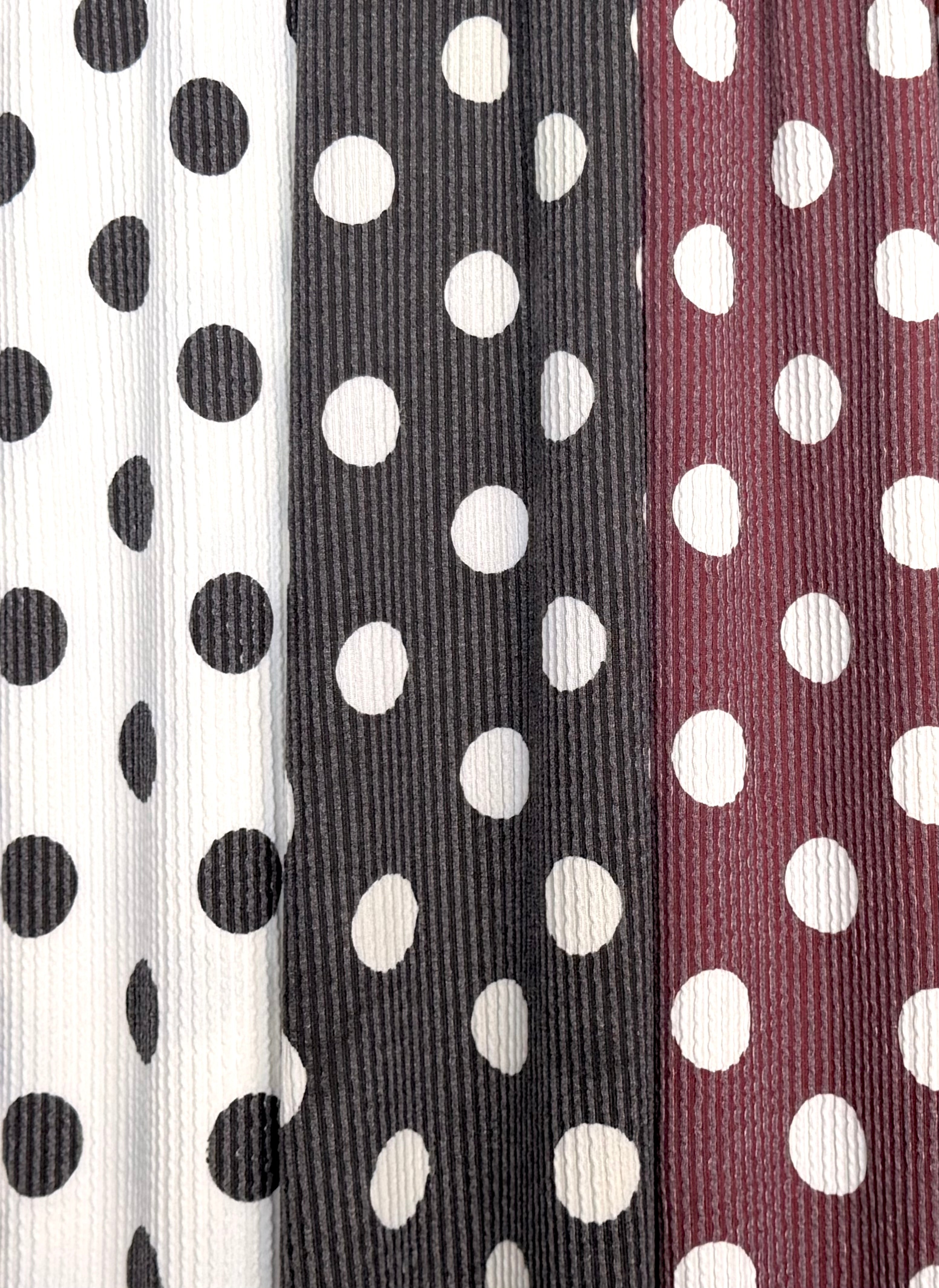 (URBAN RIB) BLACK POLKA DOTS ON OFF WHITE