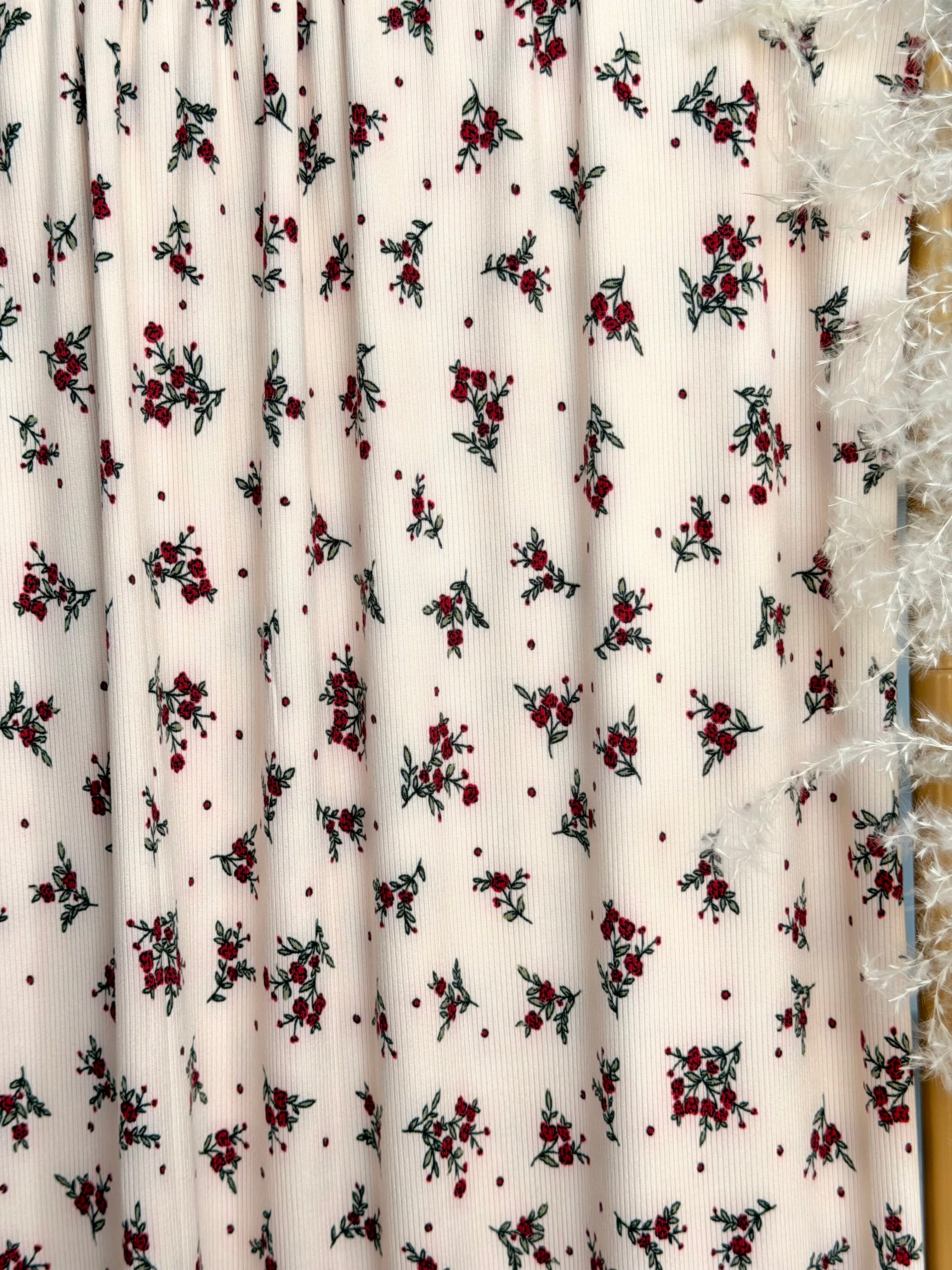(2x2 YUMMY RIB) RED DAINTY ROSES