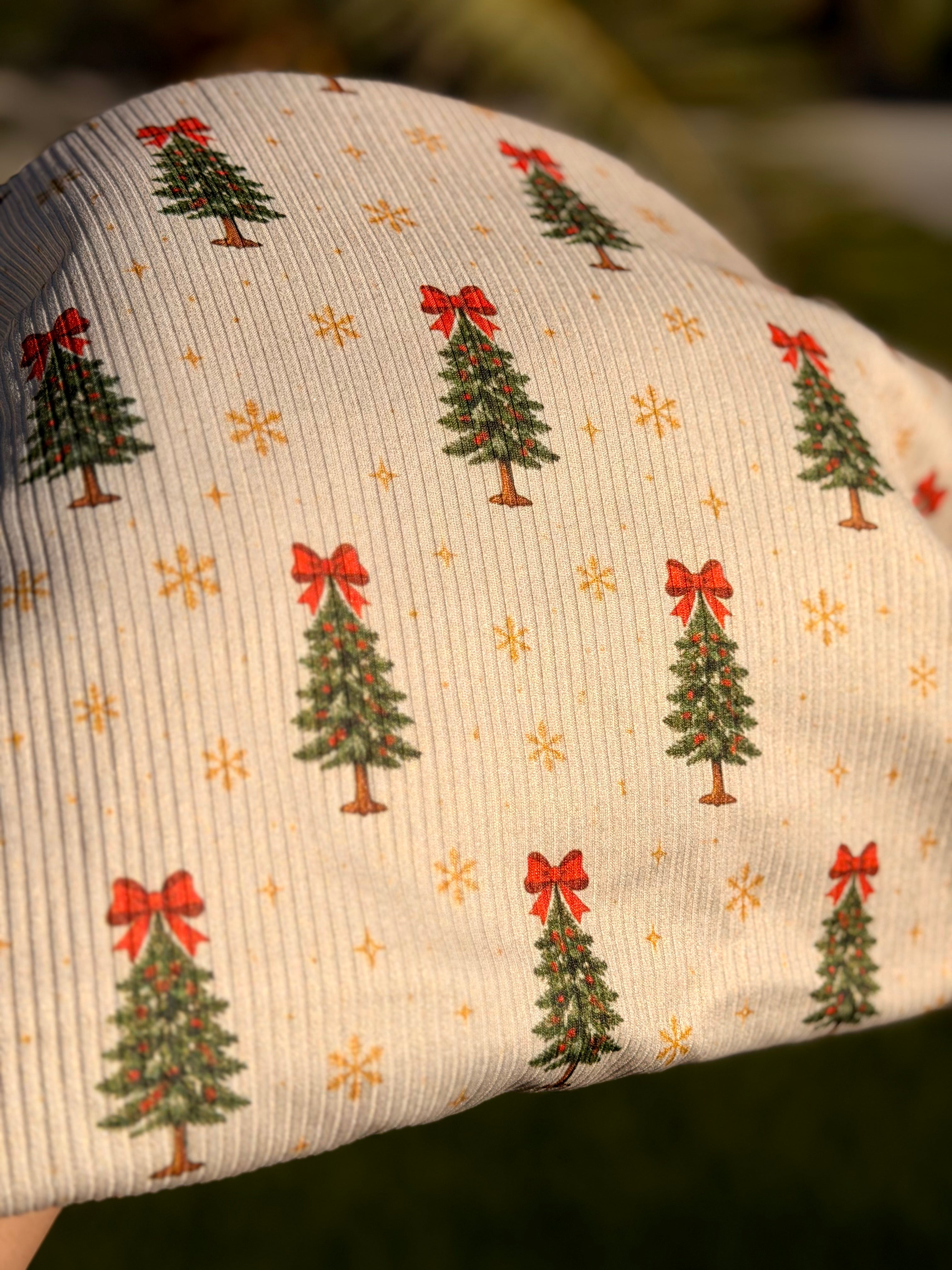 (4X2 RIB) CHRISTMAS TREE RED BOWS ON SHIMMER OFF WHITE