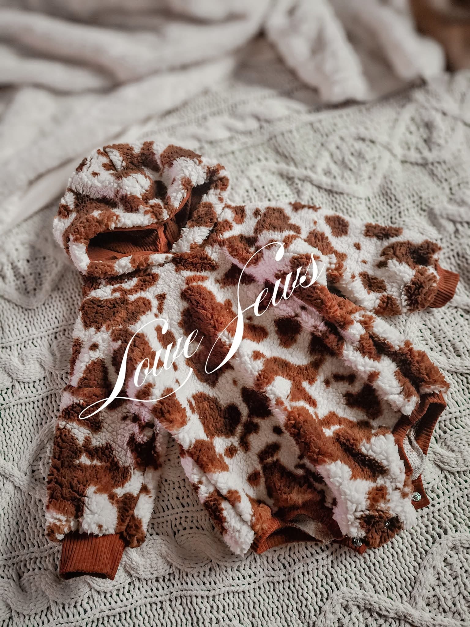 (SHERPA) BROWN COW PRINT ON OFF WHITE