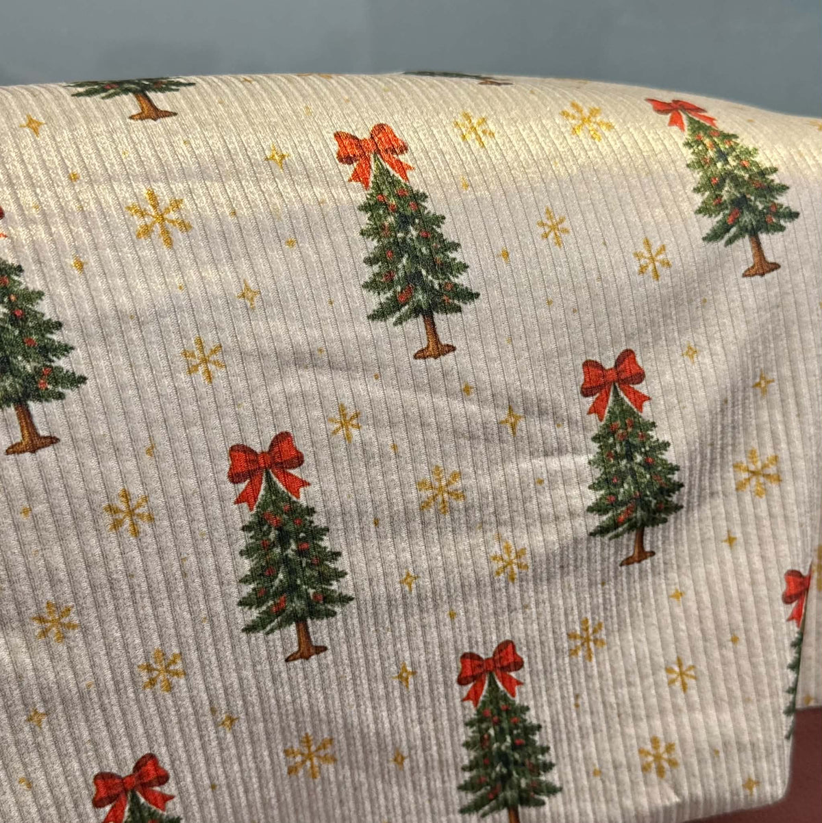 (4X2 RIB) CHRISTMAS TREE RED BOWS ON SHIMMER OFF WHITE