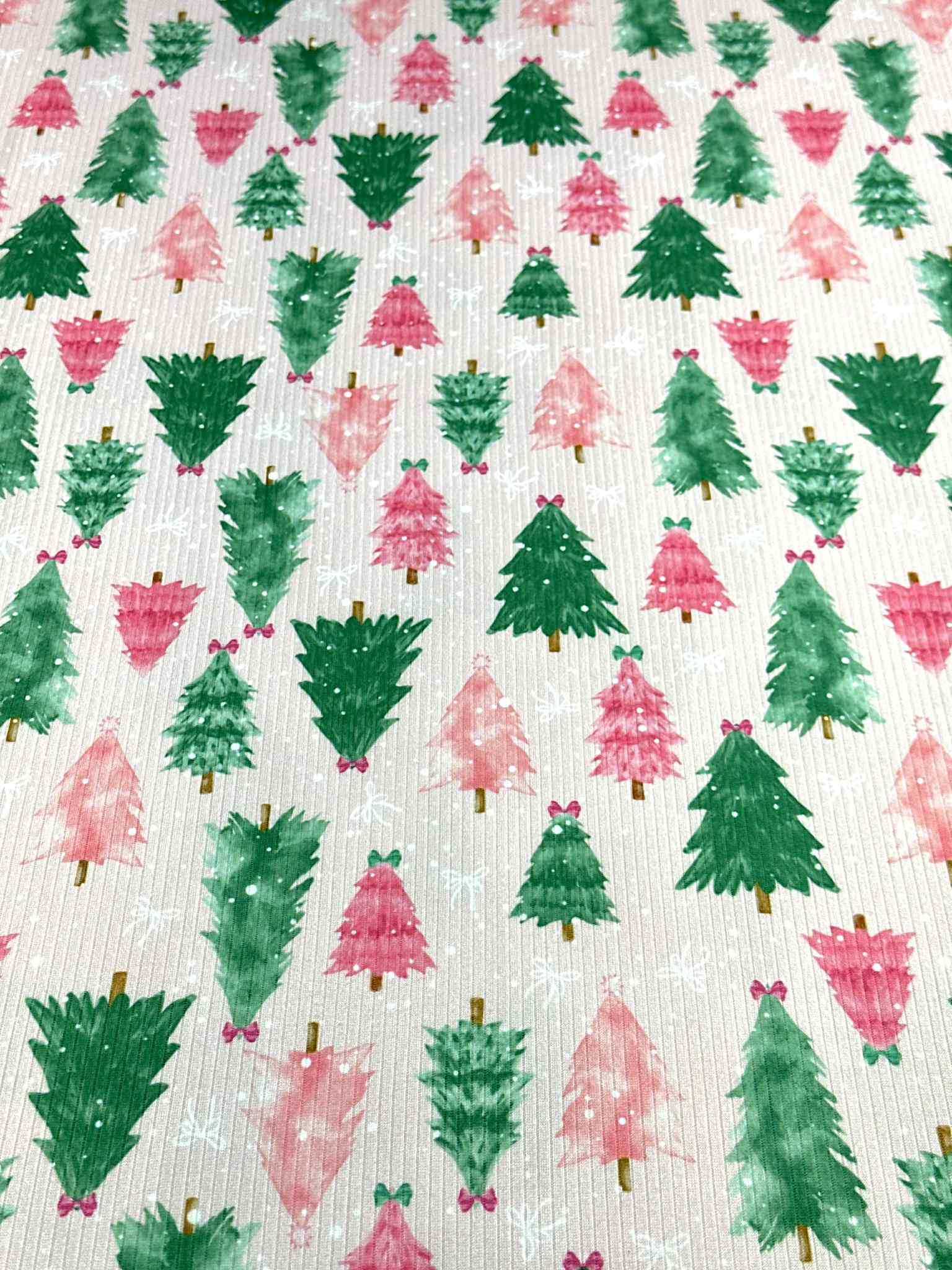 (4X2 RIB) PINK AND GREEN CHRISTMAS TREES WITH OFF WHITE BOWS ON LIGHT PINK