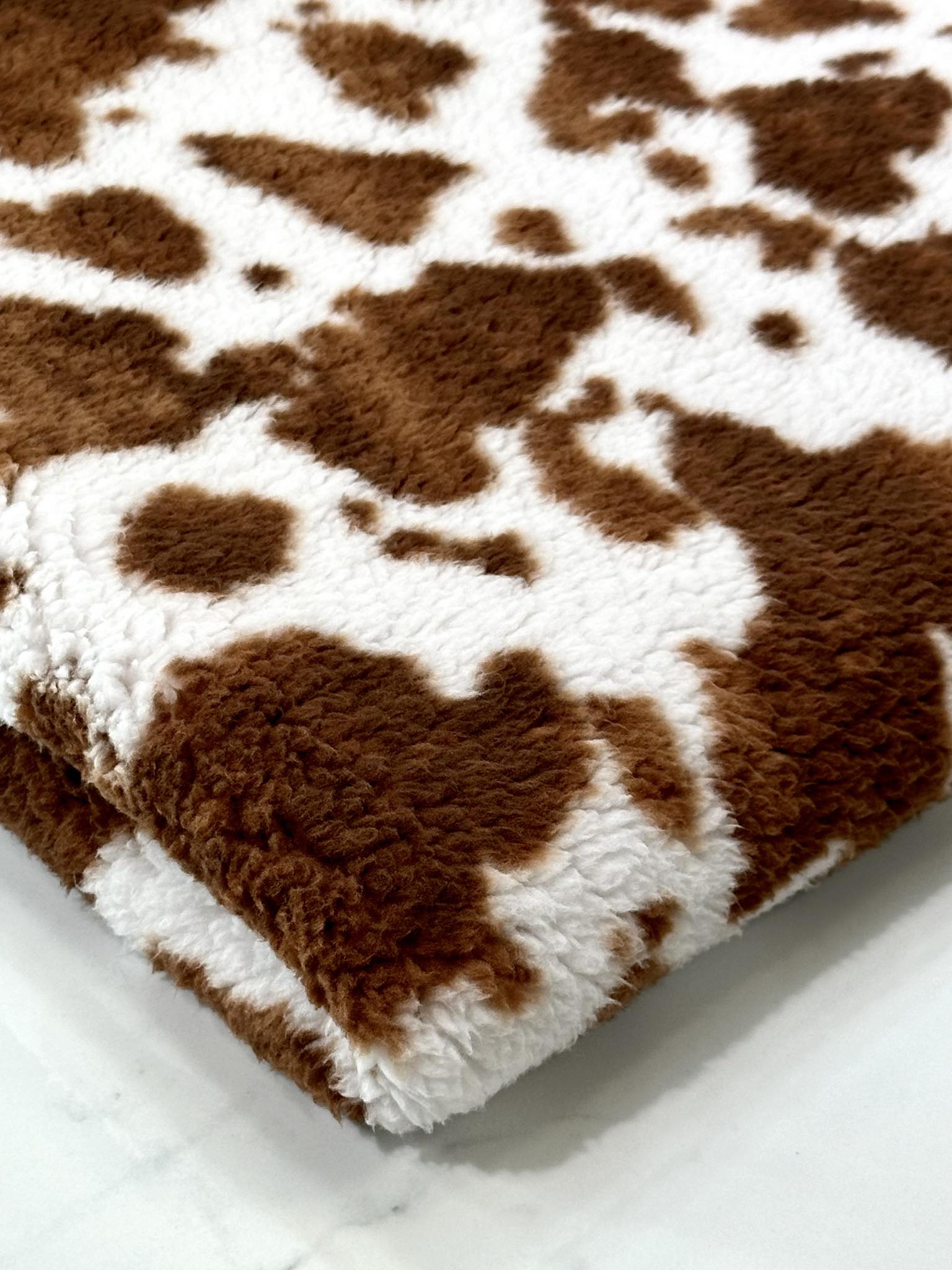 (SHERPA) BROWN COW PRINT ON OFF WHITE