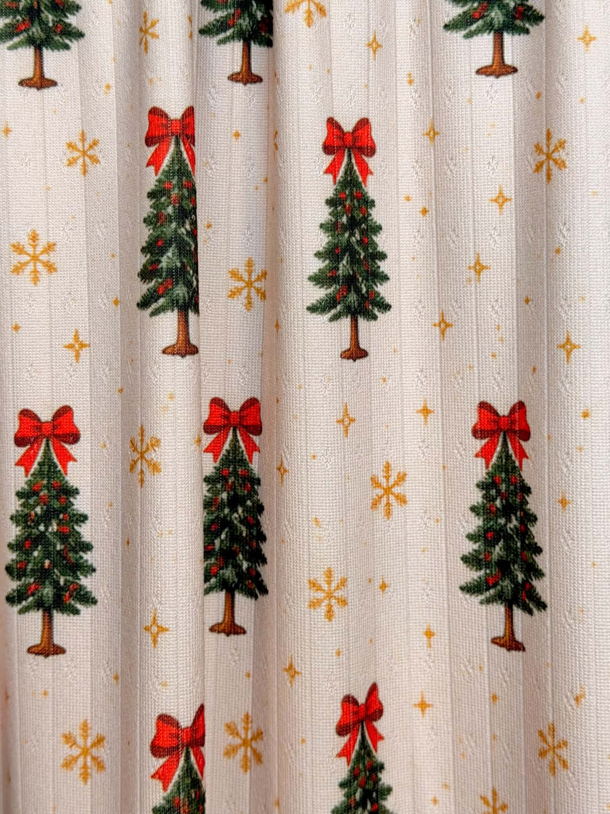 (POINTELLE RIB) CHRISTMAS TREE RED BOWS ON SHIMMER OFF WHITE