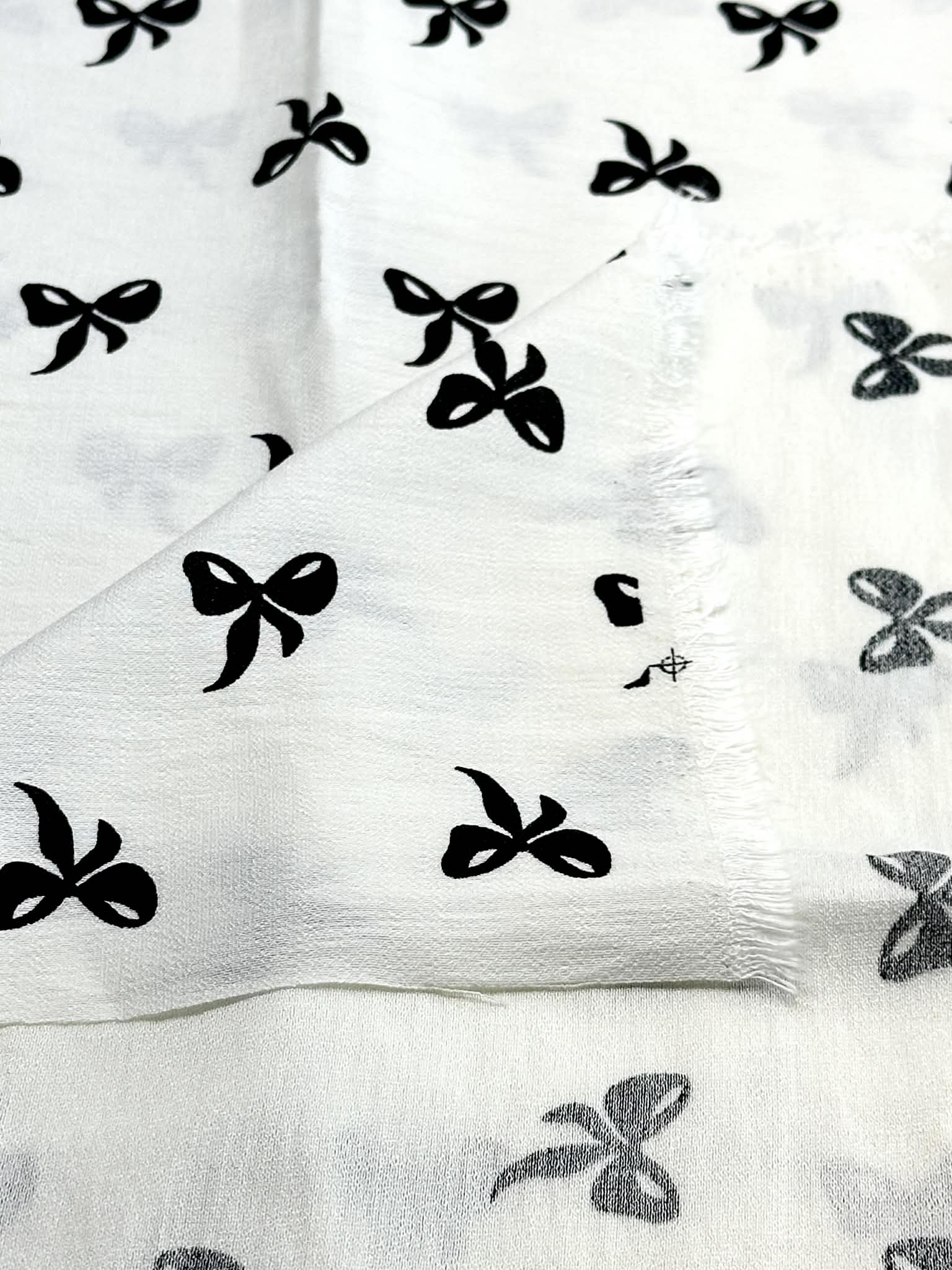 (WOVEN) BLACK BOWS ON OFF WHITE