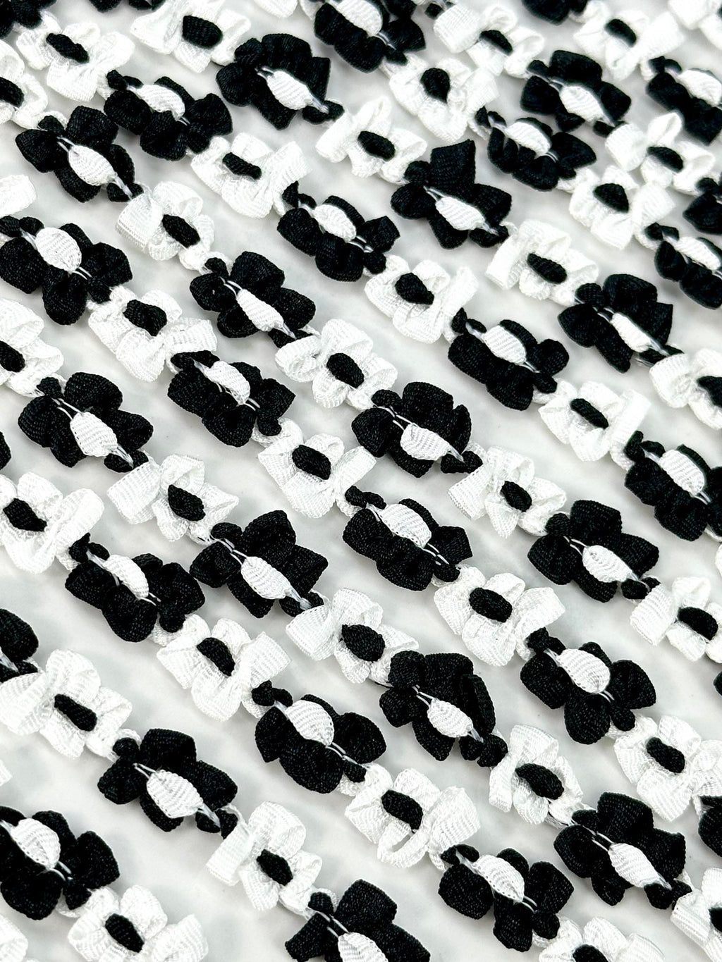 (TRIM) BLACK AND WHITE FLOWERS