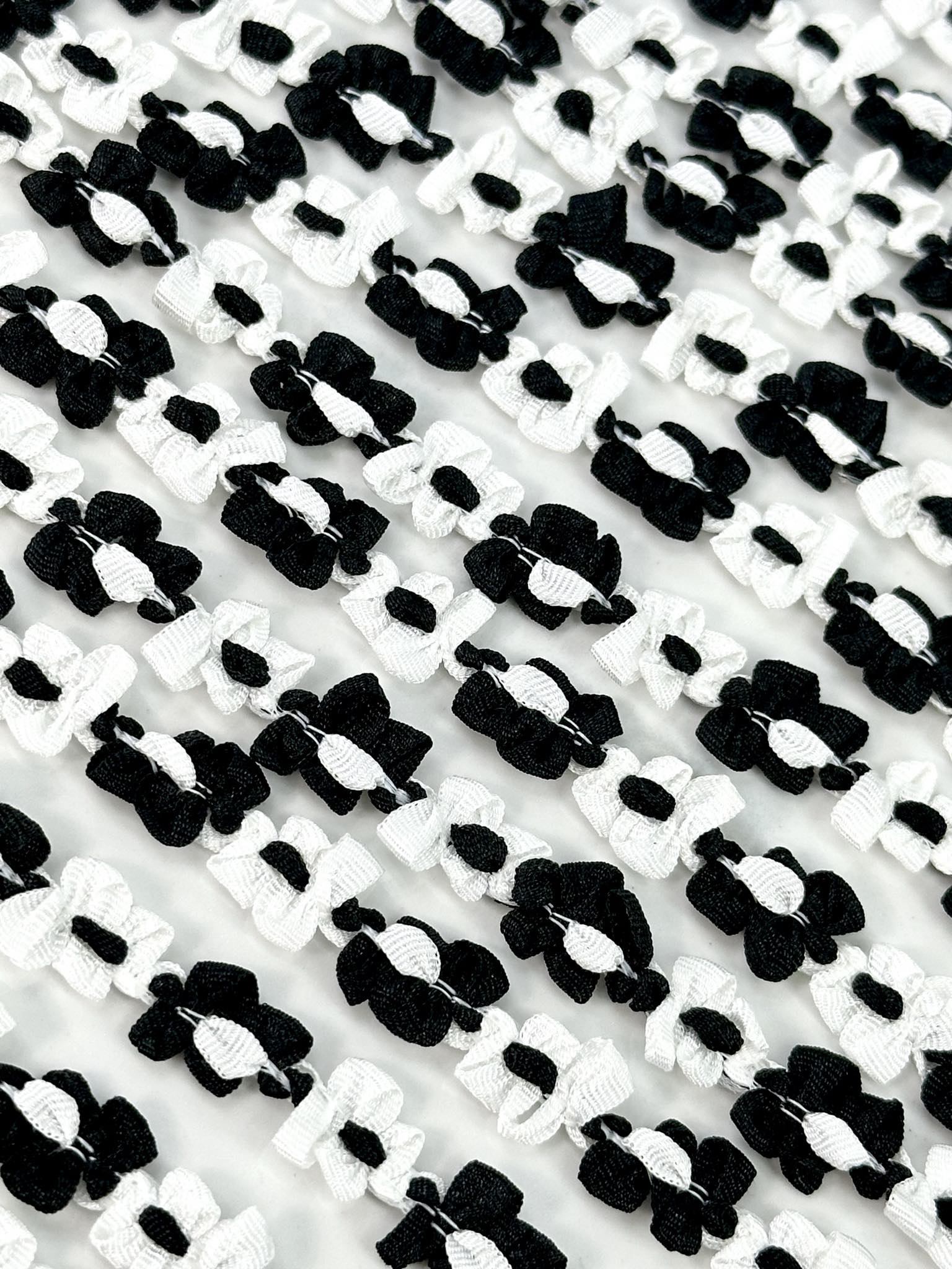 (TRIM) BLACK AND WHITE FLOWERS