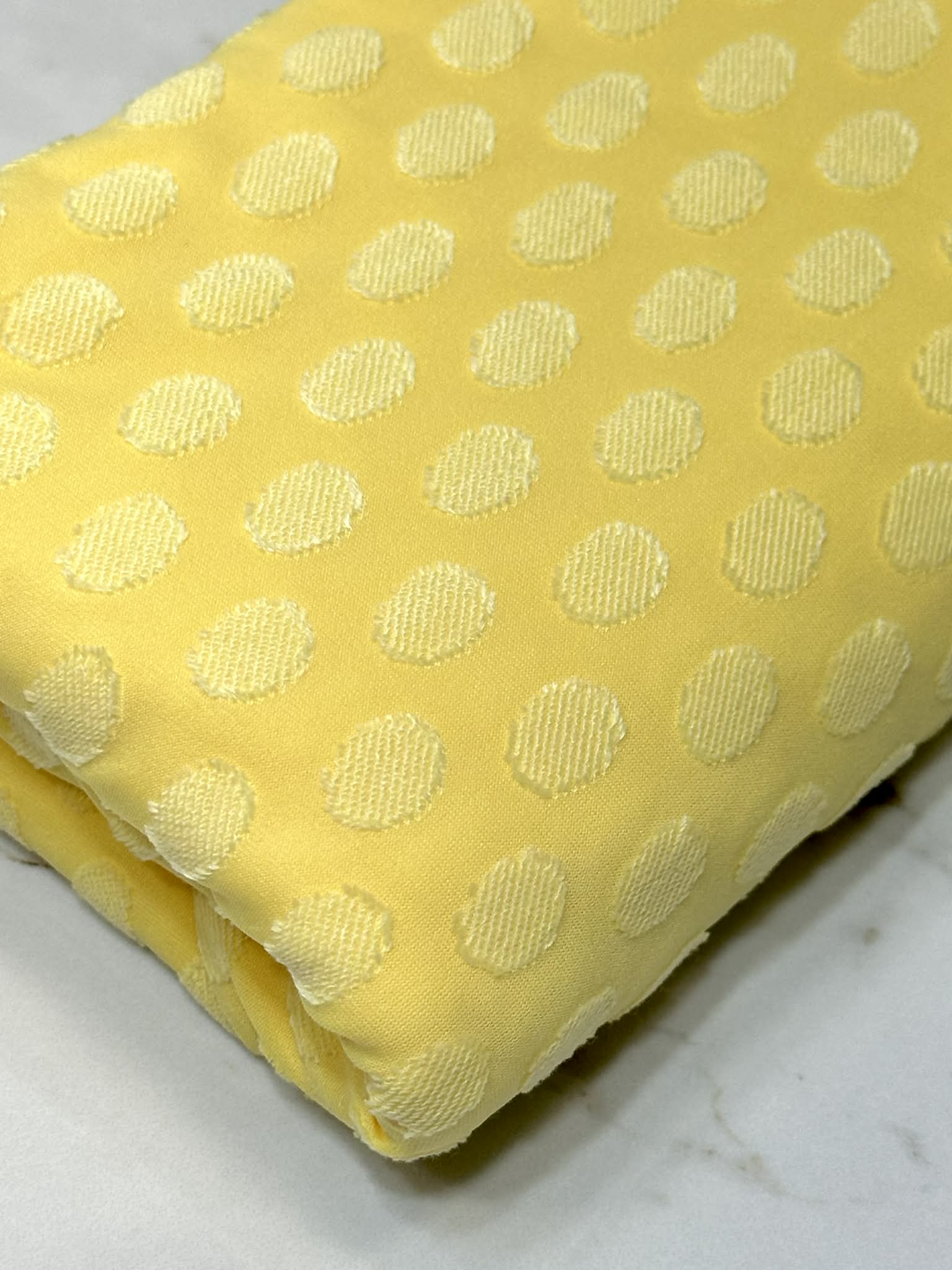 (KNIT) DOTS ON YELLOW