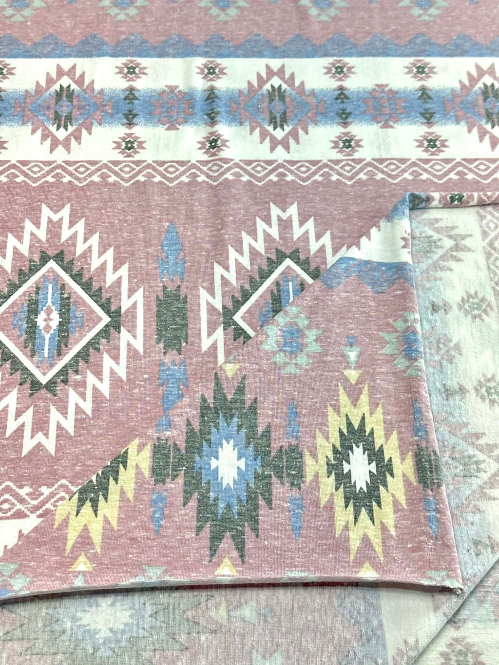 (KNIT) AZTEC PATTERN ON MAUVE