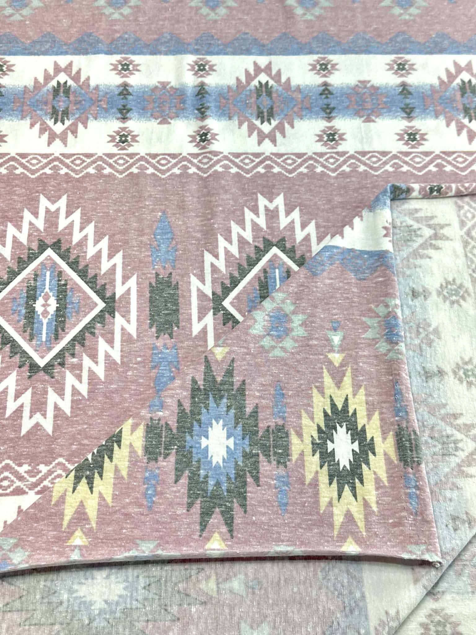 (KNIT) AZTEC PATTERN ON MAUVE