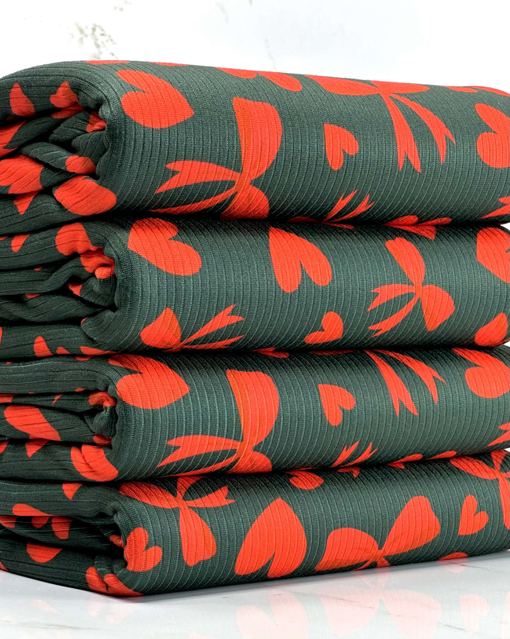 (4X2 YUMMY RIB) RED HEARTS AND BOWS ON VINTAGE DARK GREEN(2)