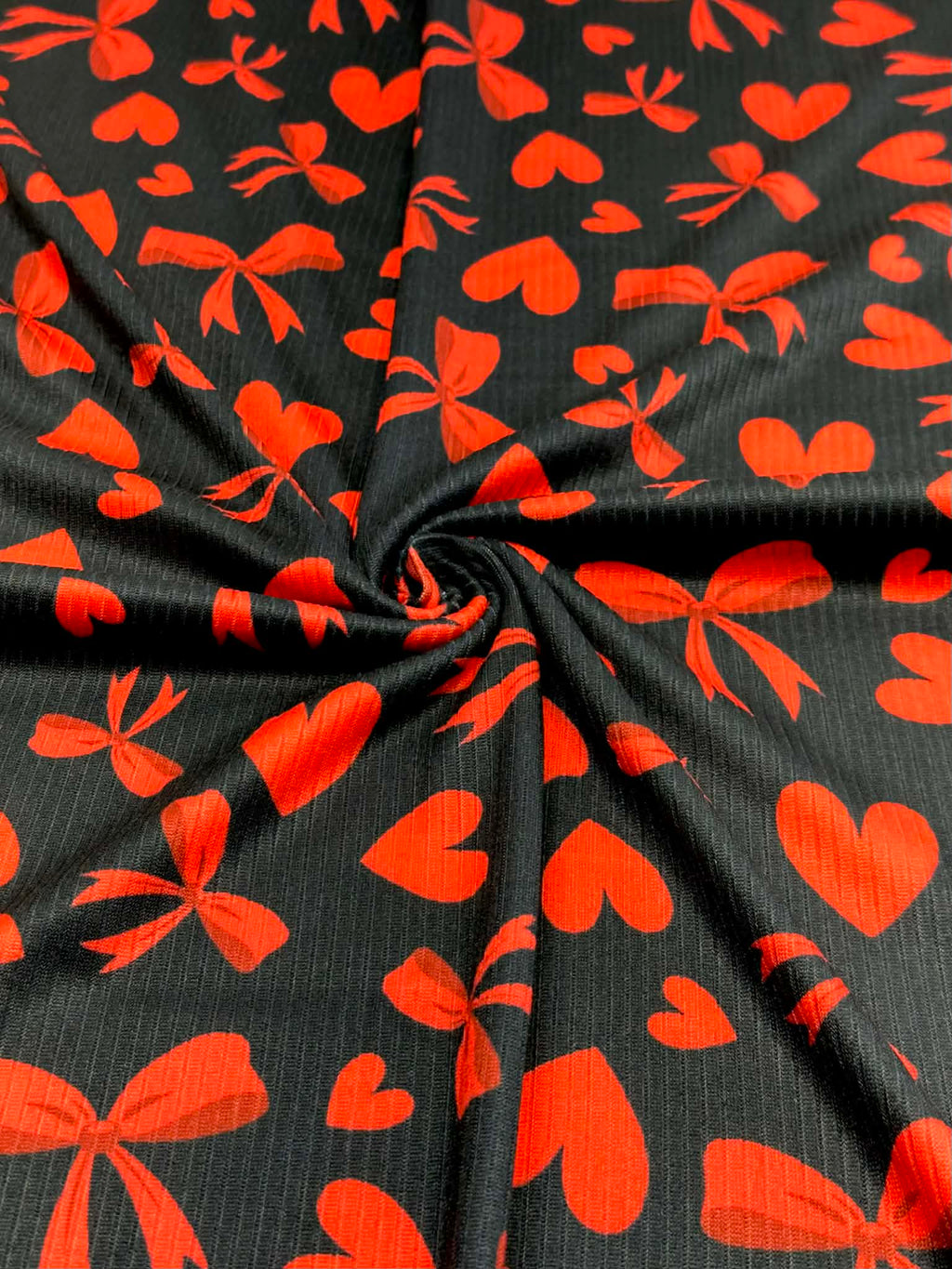 (4X2 YUMMY RIB) RED HEARTS AND BOWS ON BLACK (3)