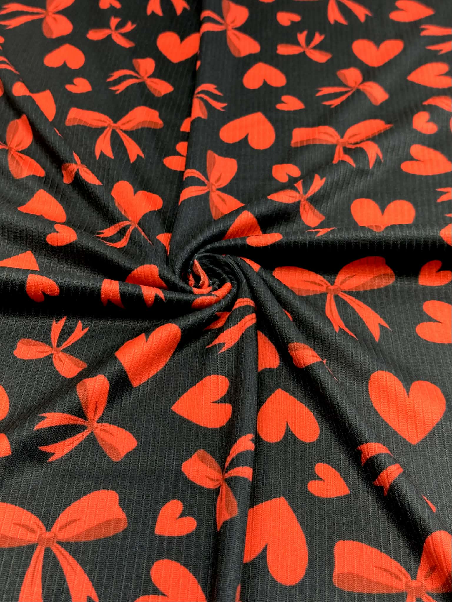 (4X2 YUMMY RIB) RED HEARTS AND BOWS ON BLACK (3)