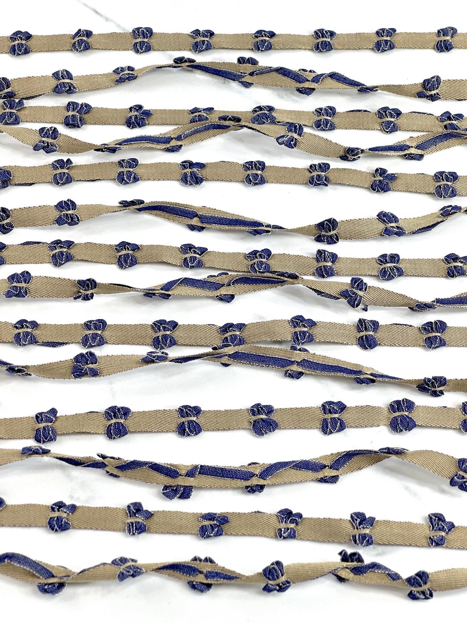 (TRIM) DENIM BOWS ON KHAKI STRIP