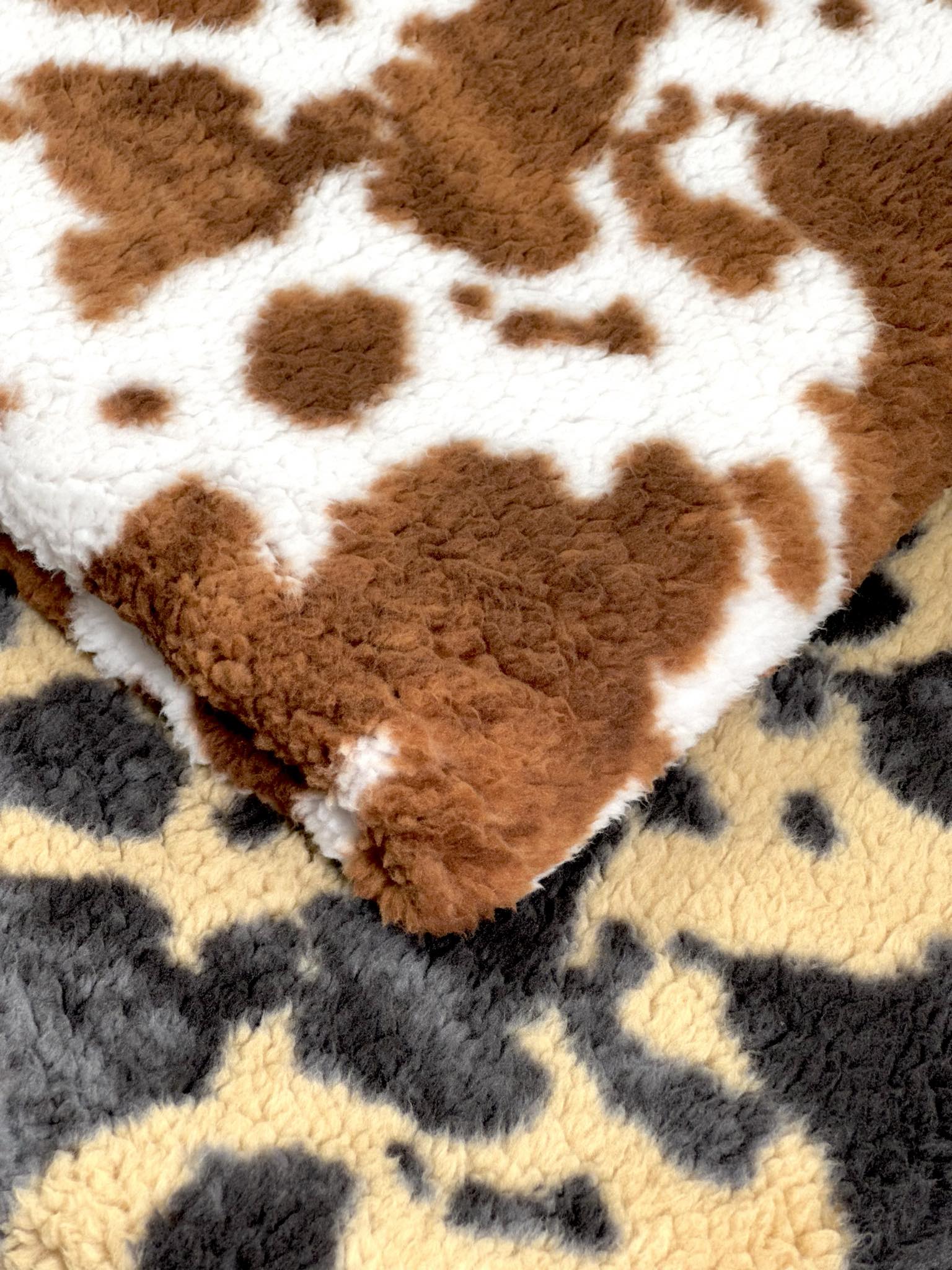 (SHERPA) BROWN COW PRINT ON OFF WHITE