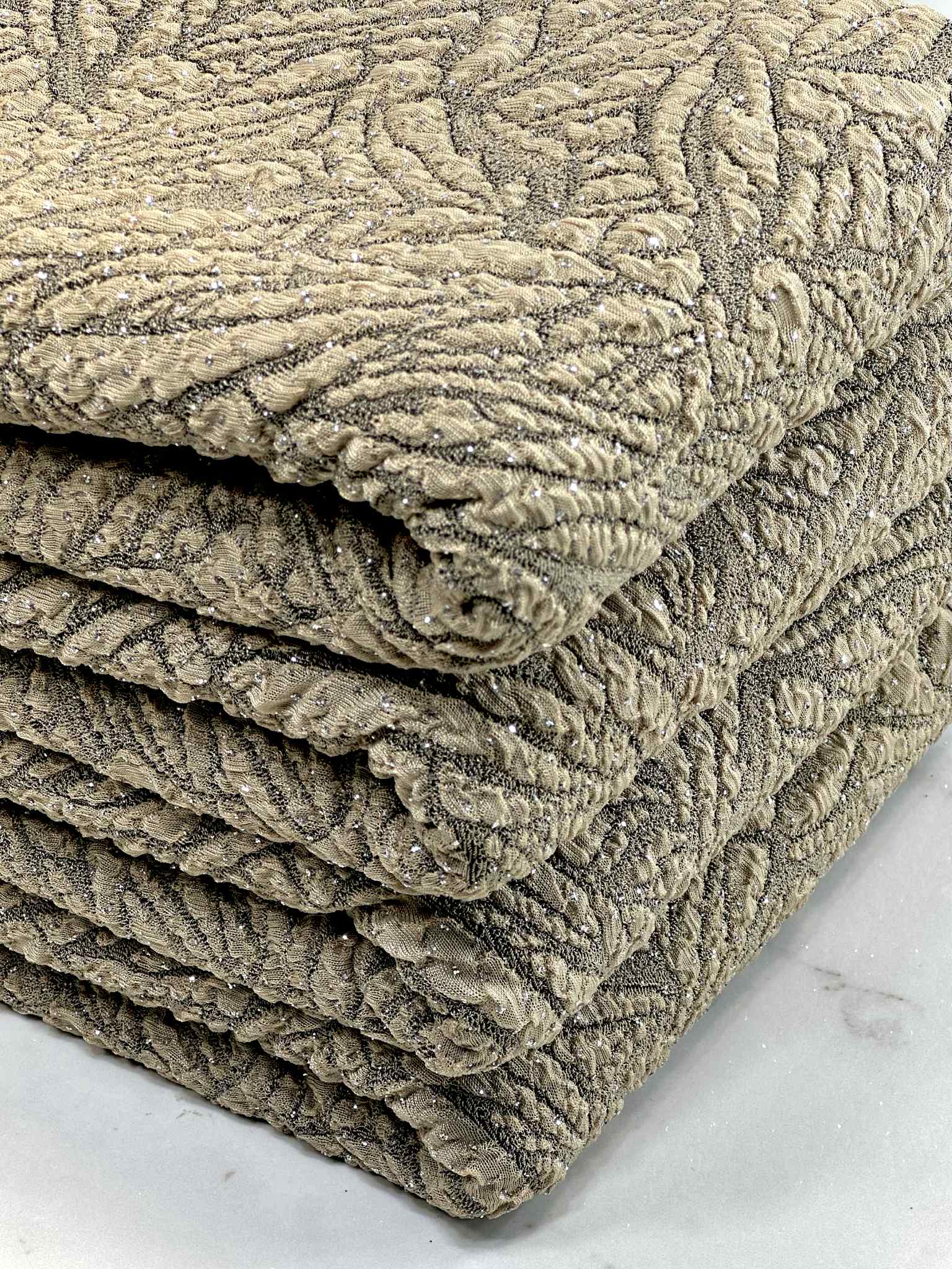 (KNIT) 3D GOLD FLORAL AND GLITTER PATTERN