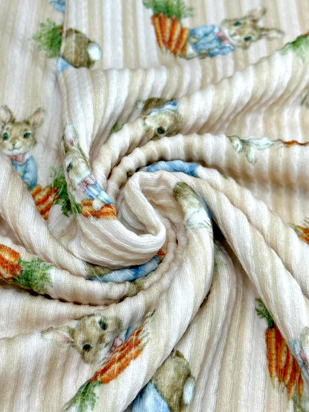 (URBAN RIB) MEDIUM BUNNIES WITH CARROTS ON TAN STRIPES