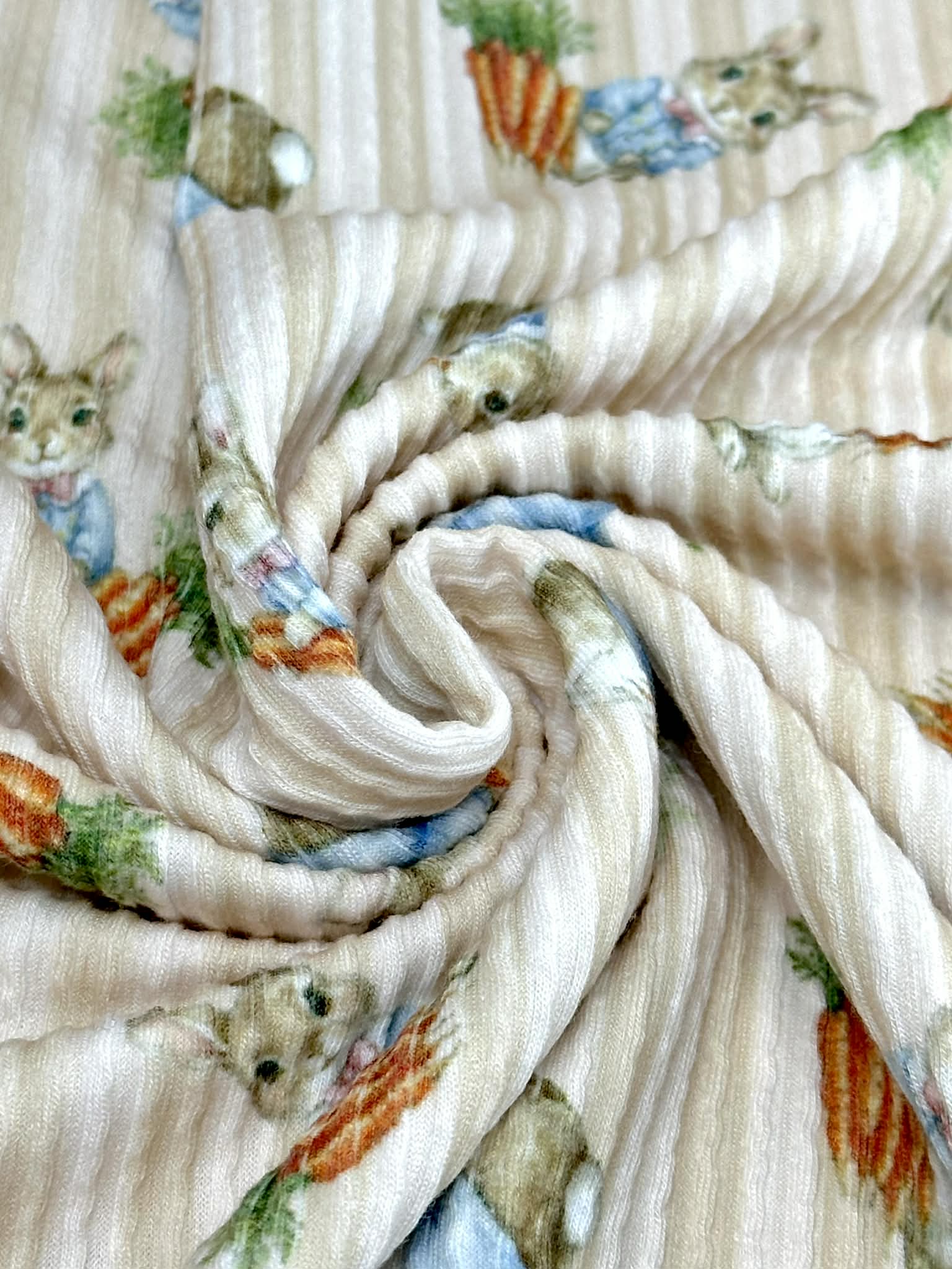 (URBAN RIB) MEDIUM BUNNIES WITH CARROTS ON TAN STRIPES