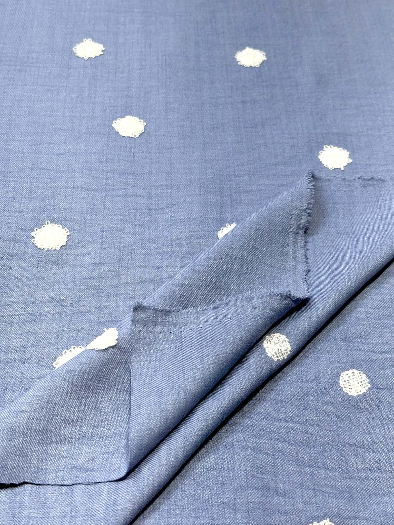(WOVEN) 3D WHITE DOTS ON LIGHT INDIGO