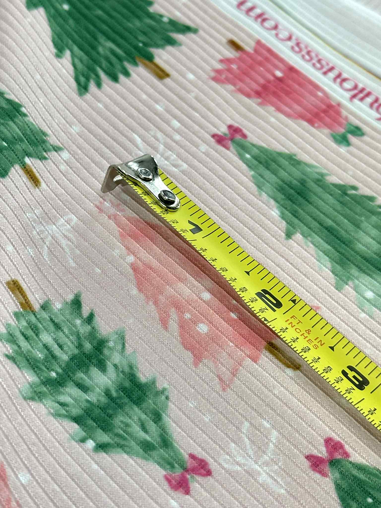 (4X2 RIB) PINK AND GREEN CHRISTMAS TREES WITH OFF WHITE BOWS ON LIGHT PINK