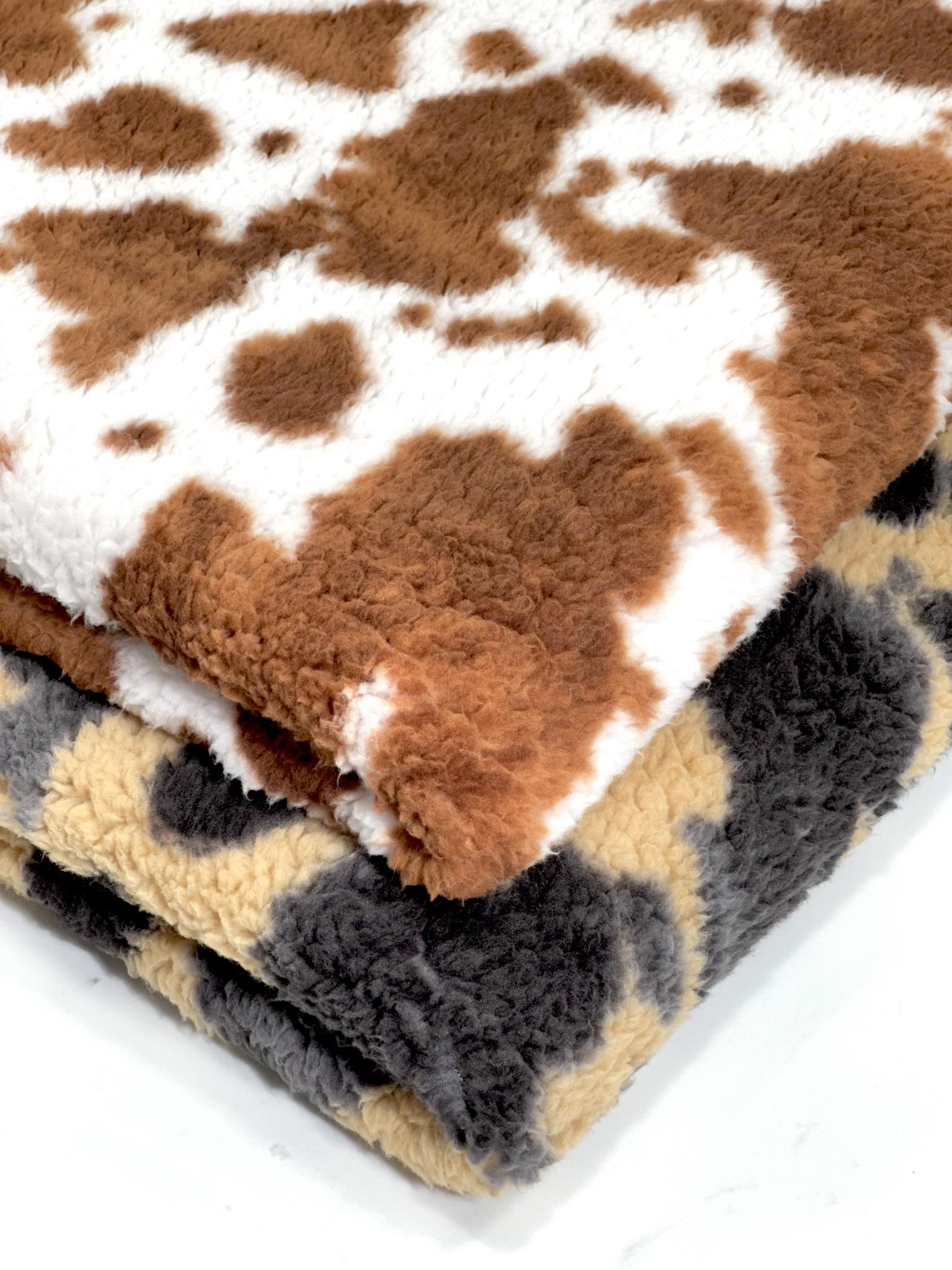 (SHERPA) BROWN COW PRINT ON OFF WHITE