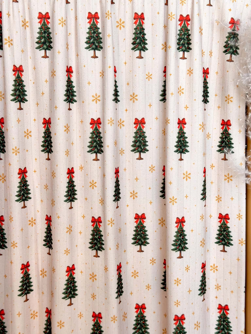 (POINTELLE RIB) CHRISTMAS TREE RED BOWS ON SHIMMER OFF WHITE