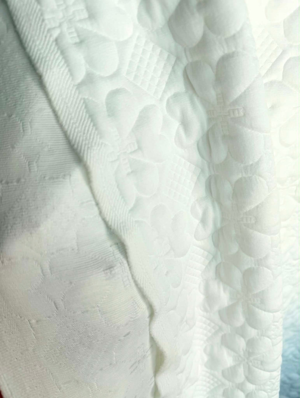 (JACQUARD KNIT) 3D WHITE EMBOSSED FLOWERS