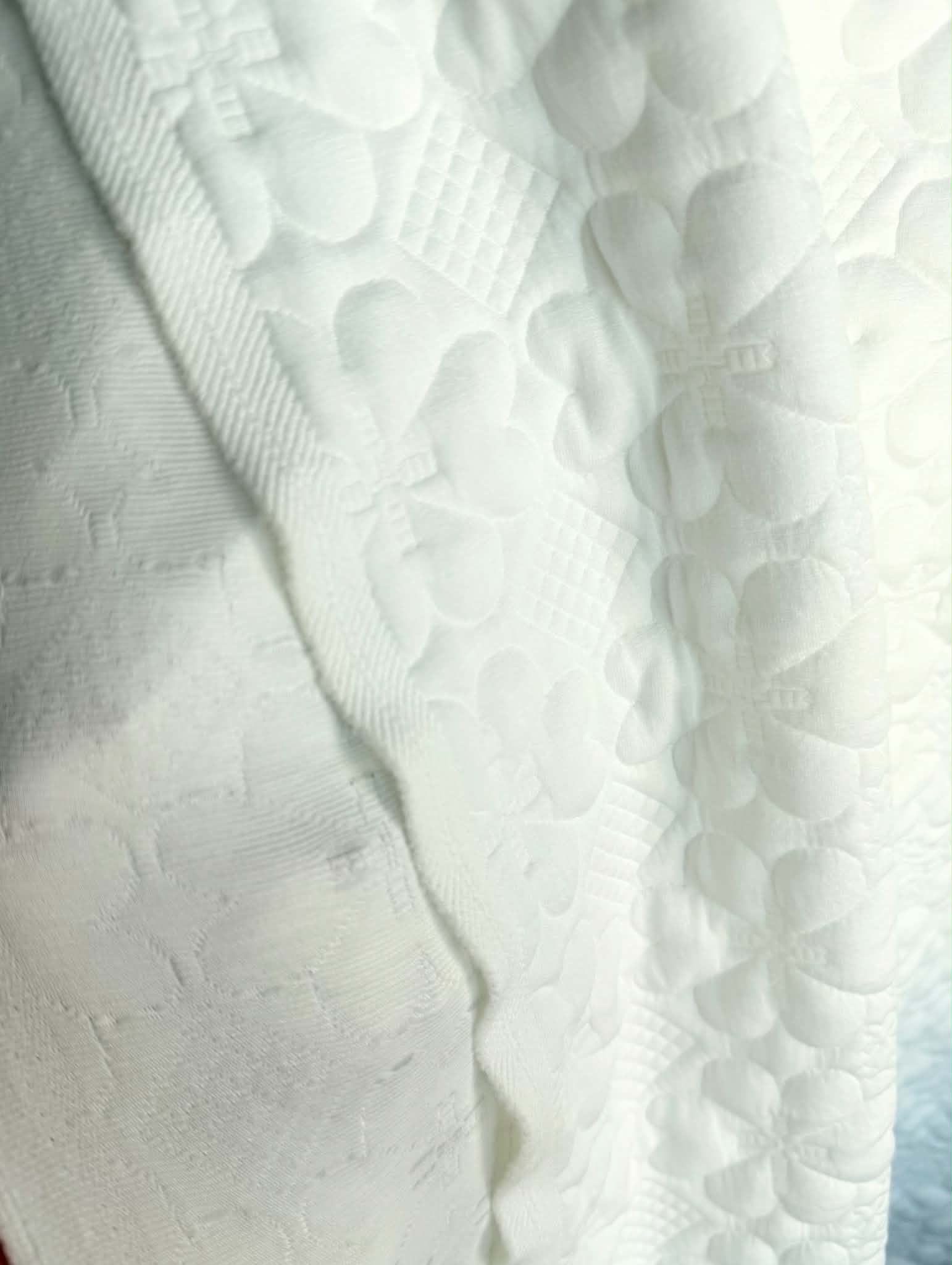 (JACQUARD KNIT) 3D WHITE EMBOSSED FLOWERS