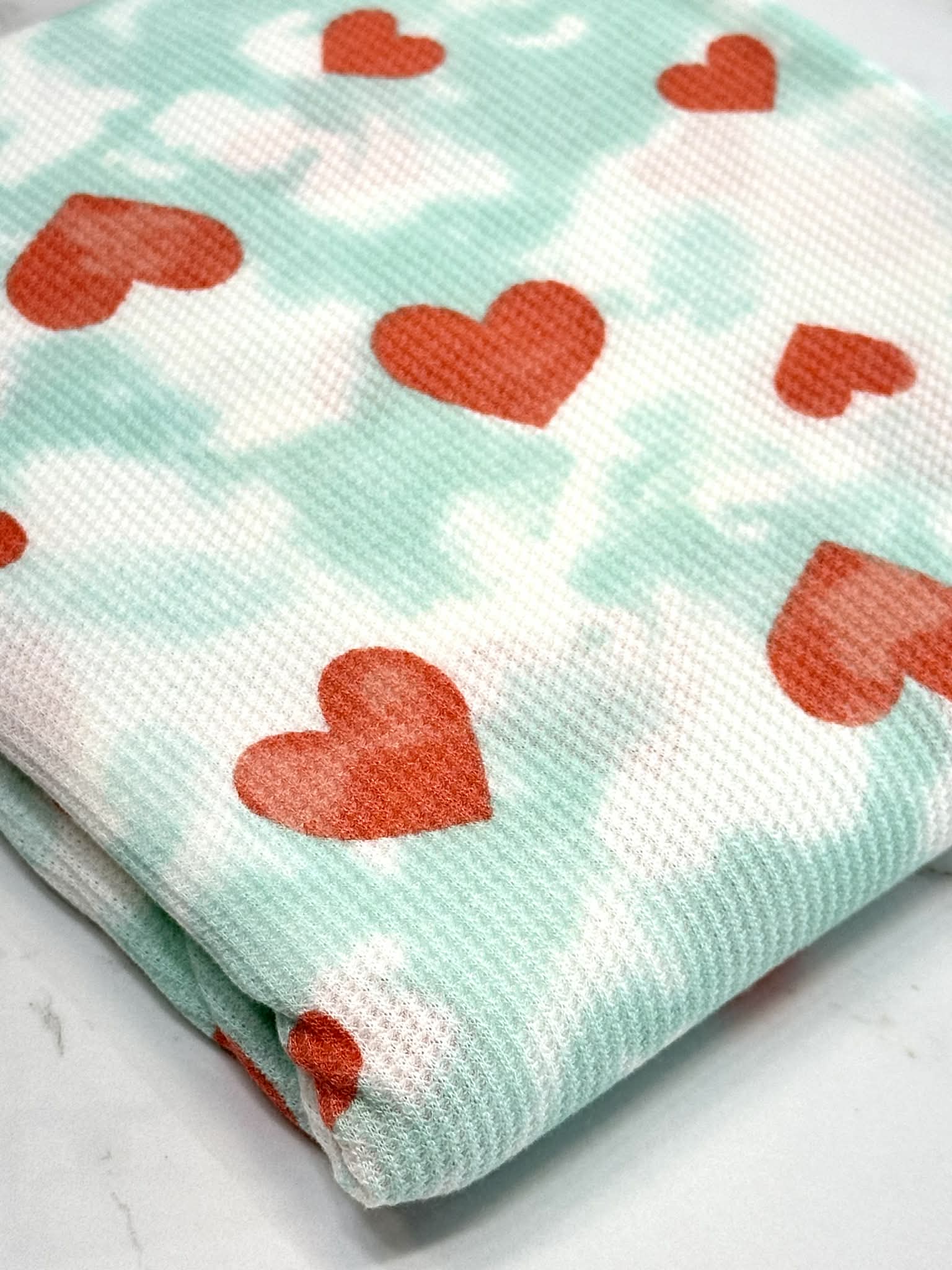 (THERMAL) RED HEARTS ON MINT AND OFF WHITE SPLASH (1)