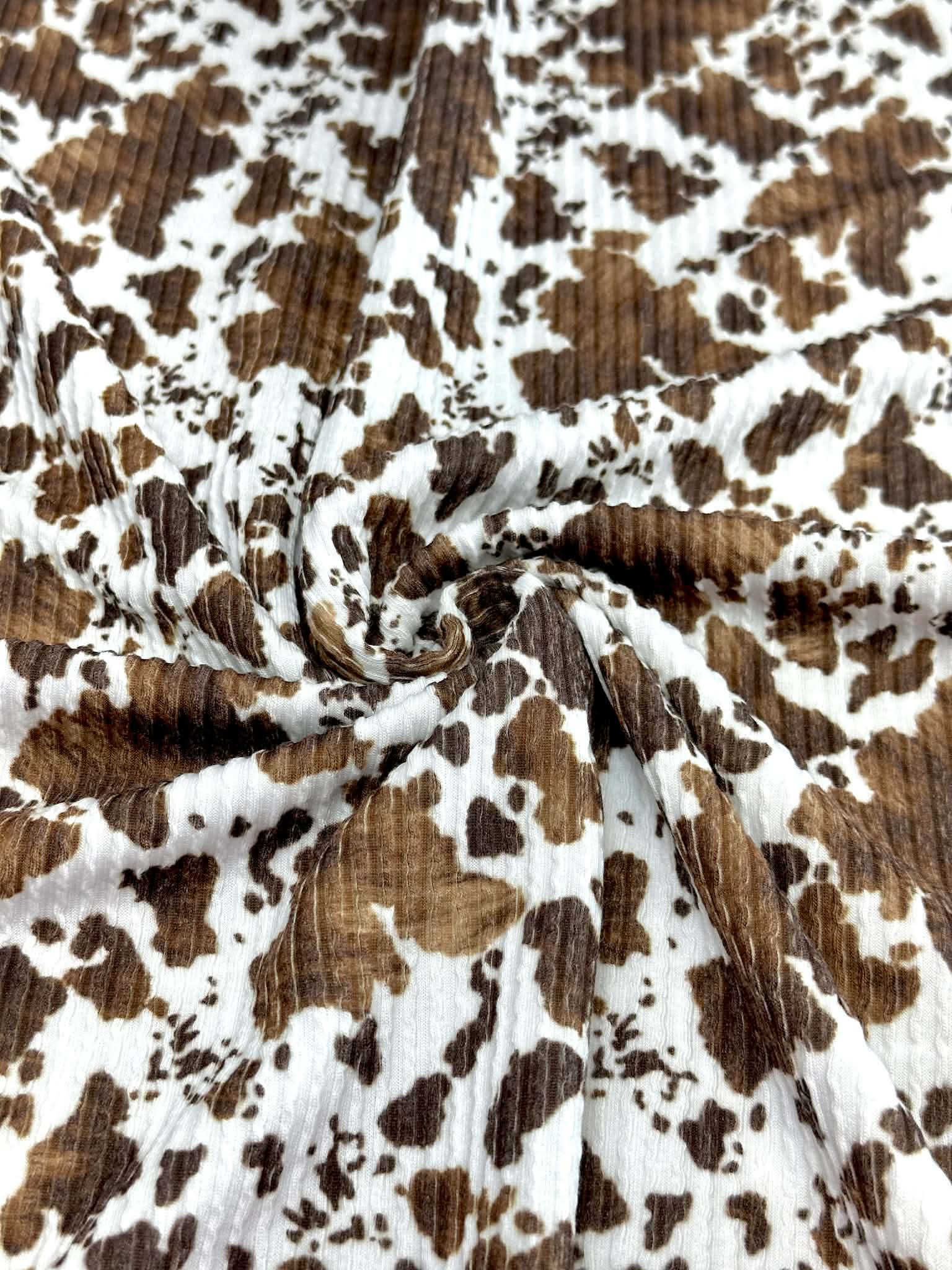 (URBAN RIB) SMALL BROWN COW FUR PRINT ON OFF WHITE