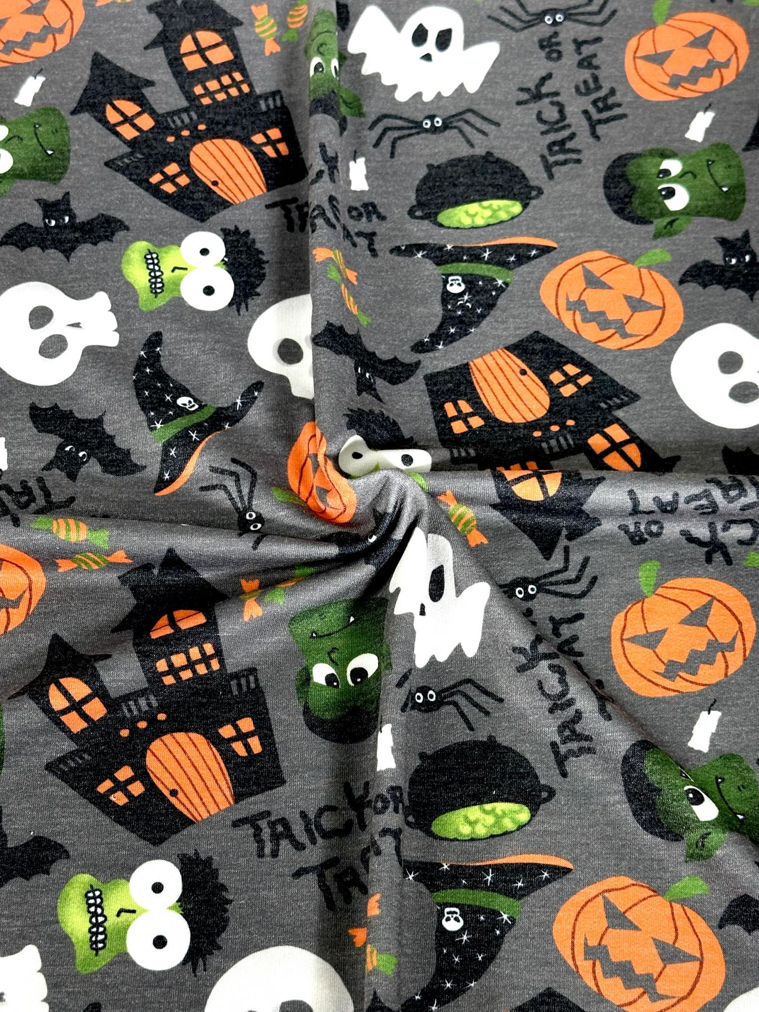 (FRENCH TERRY) TRICK OR TREAT AND PUMPKINS ON GRAY (2)