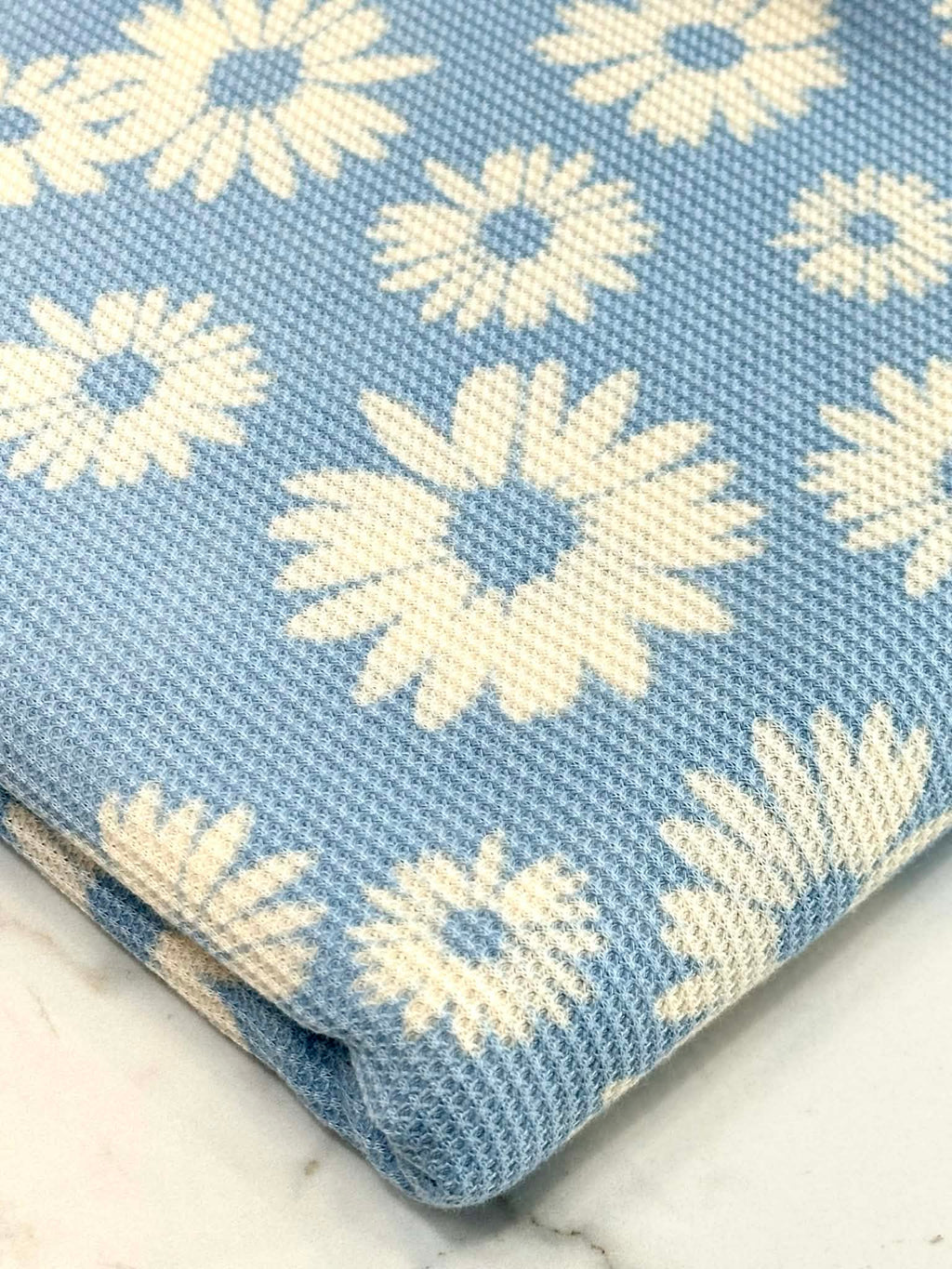 (THERMAL) OFF WHITE FLOWERS ON BLUE