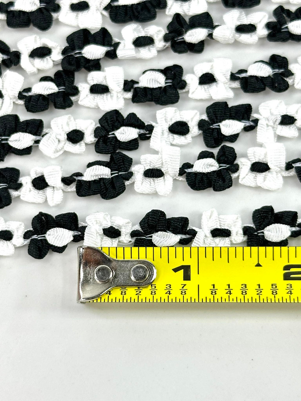 (TRIM) BLACK AND WHITE FLOWERS