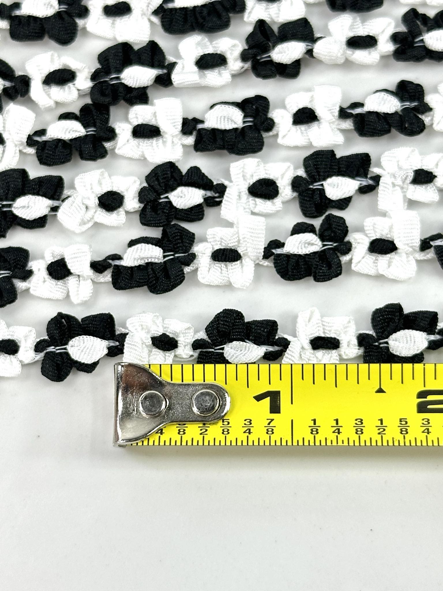(TRIM) BLACK AND WHITE FLOWERS